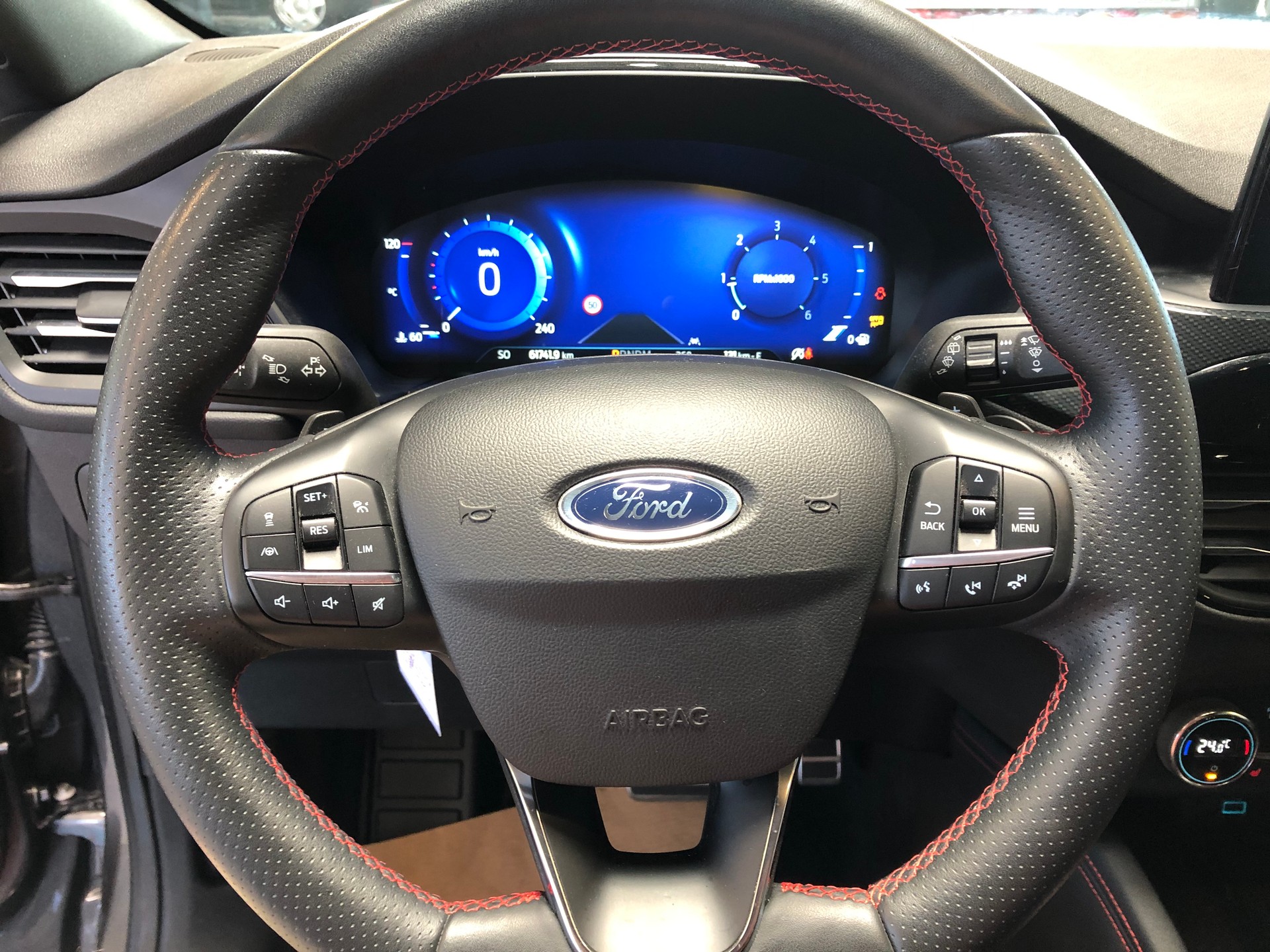FORD Kuga 2.0 TDCi EcoBlue ST-Line 4WD Automat - 29