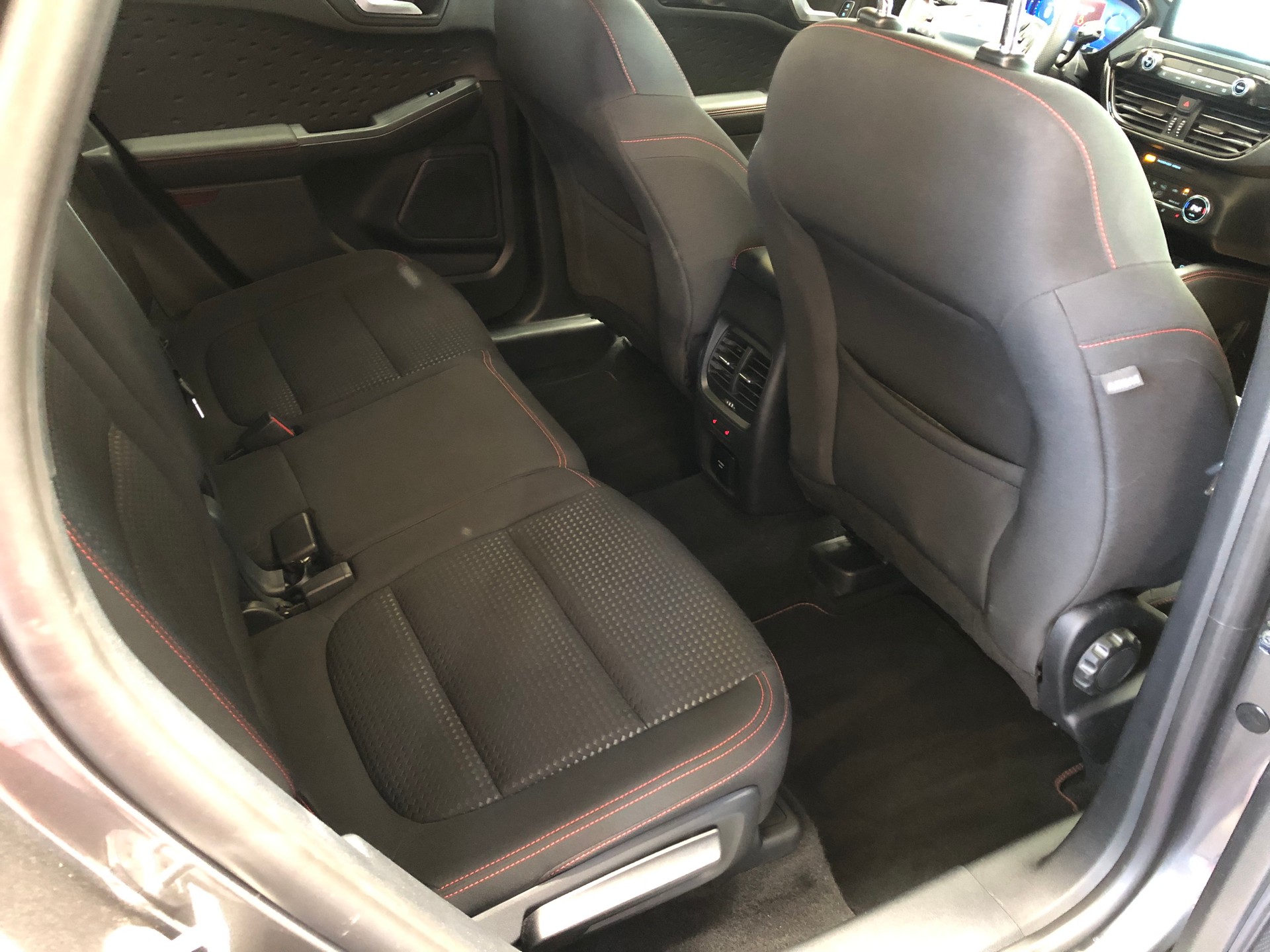 FORD Kuga 2.0 TDCi EcoBlue ST-Line 4WD Automat - 21