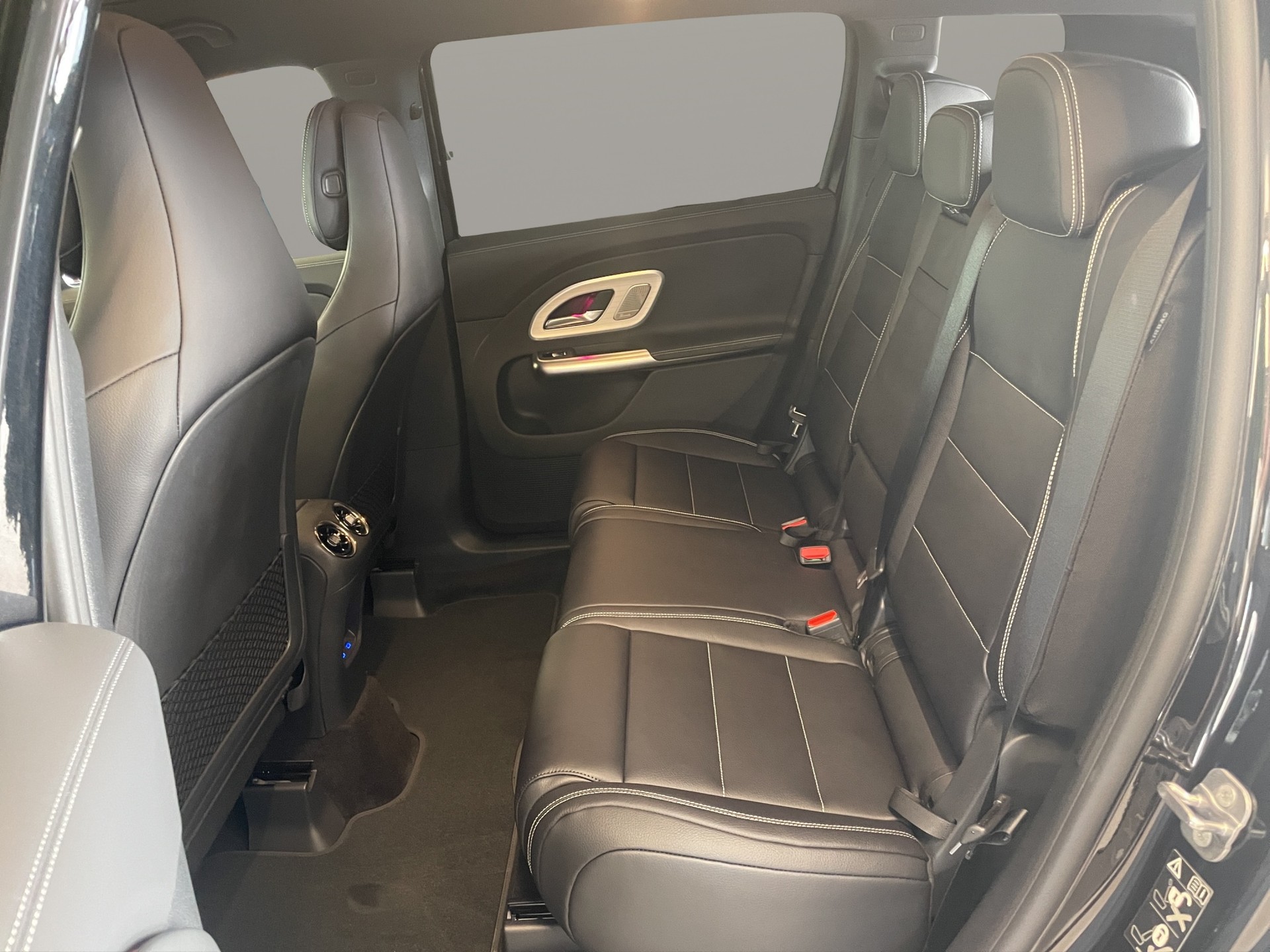 MERCEDES-BENZ GLB 350 4MATIC with EQ Technology - 11