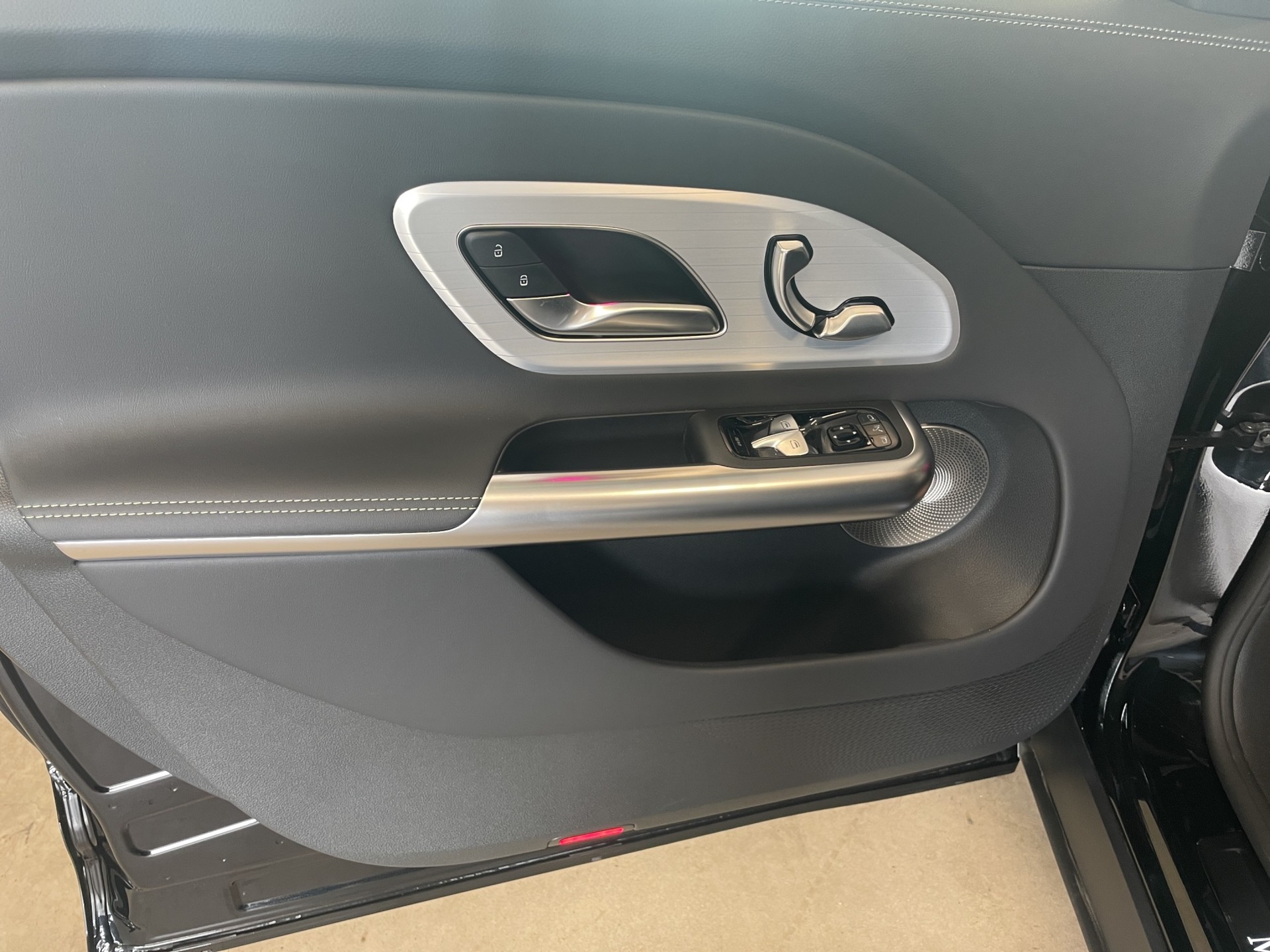 MERCEDES-BENZ GLB 350 4MATIC with EQ Technology - 12