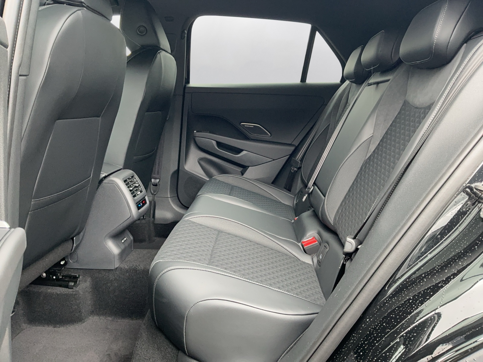 VW T-Roc 1.5 eTSI mHEV R-Line DSG - 11