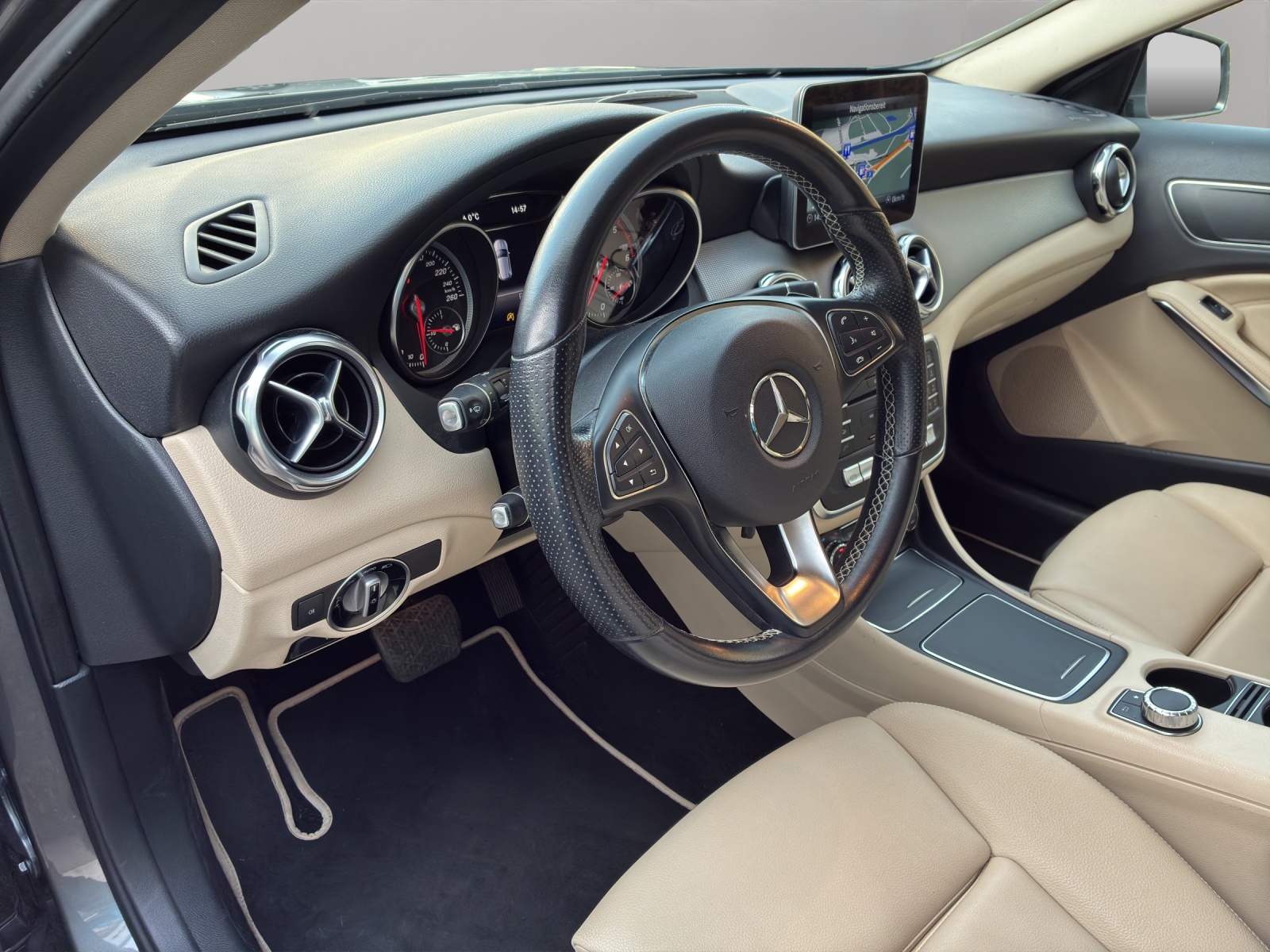 MERCEDES-BENZ GLA 200 d 4Matic 7G-DCT - 12