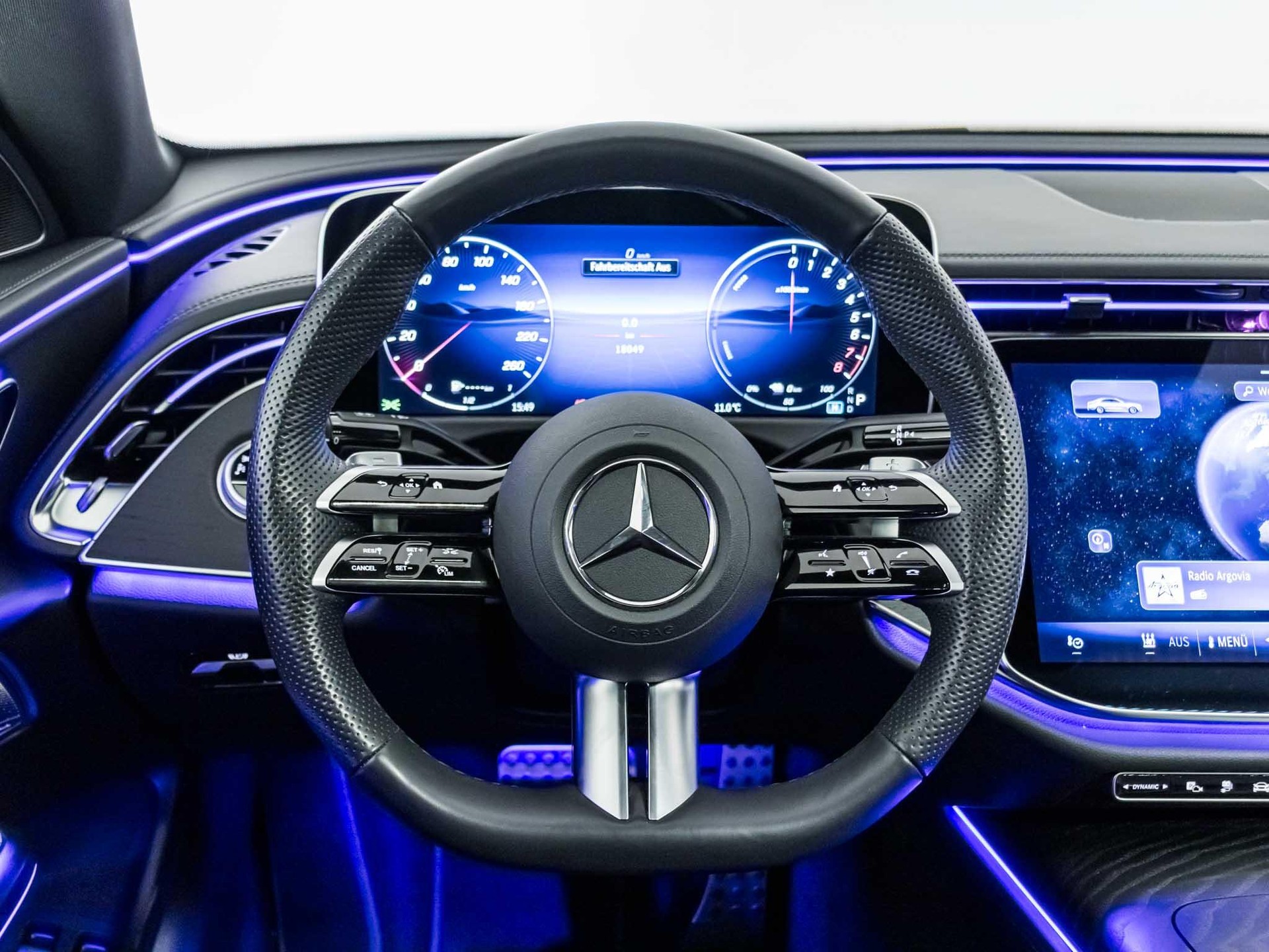 MERCEDES-BENZ E 300 e 4MATIC - 11