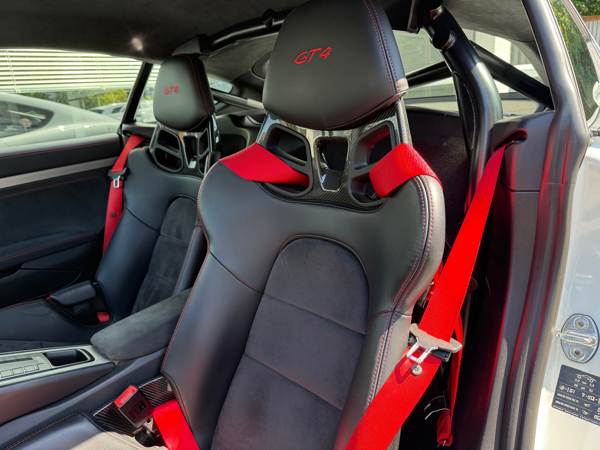 PORSCHE Cayman GT4 - 10