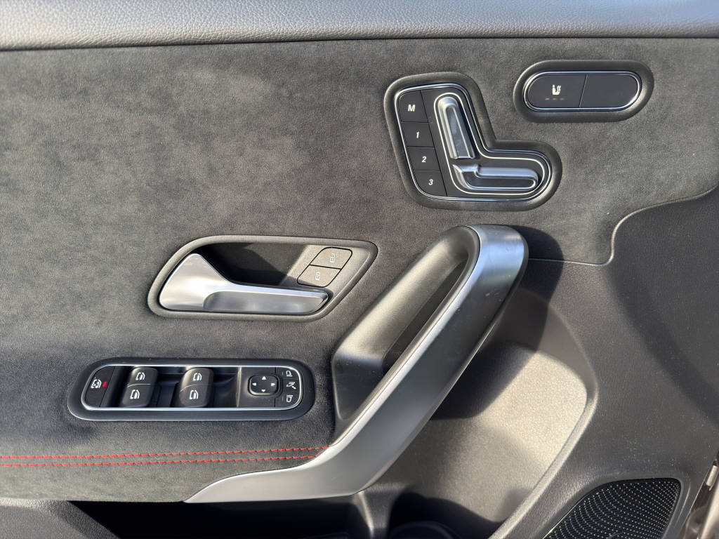 MERCEDES-BENZ A 220 AMG Line 4m - 12