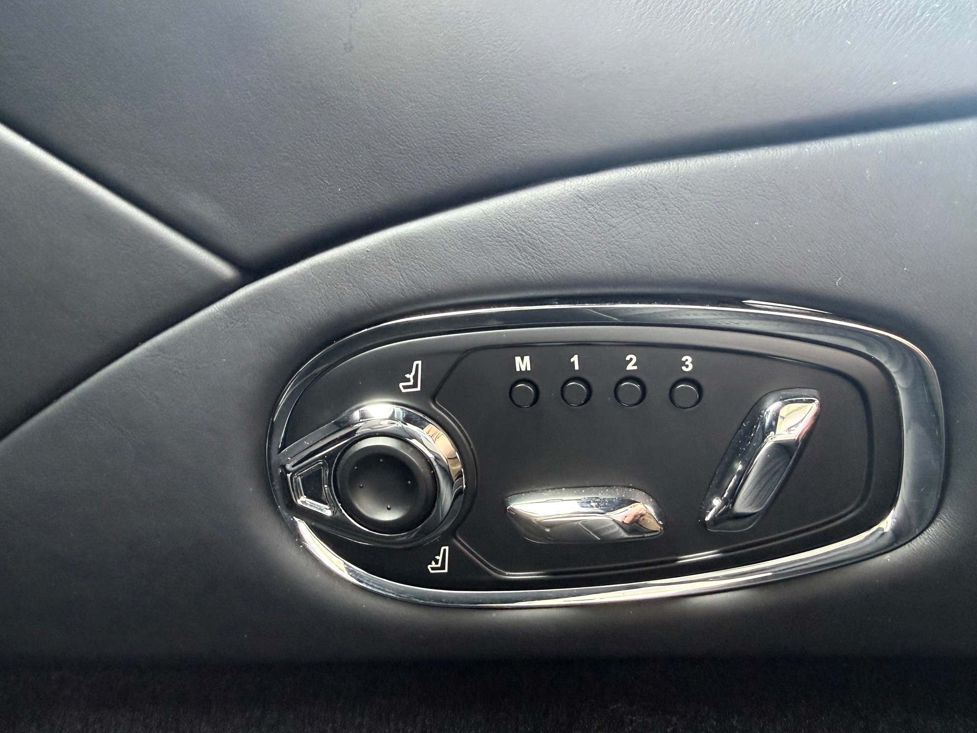 ASTON MARTIN DB11 Coupé 4.0 V8 Bi-Turbo - 6