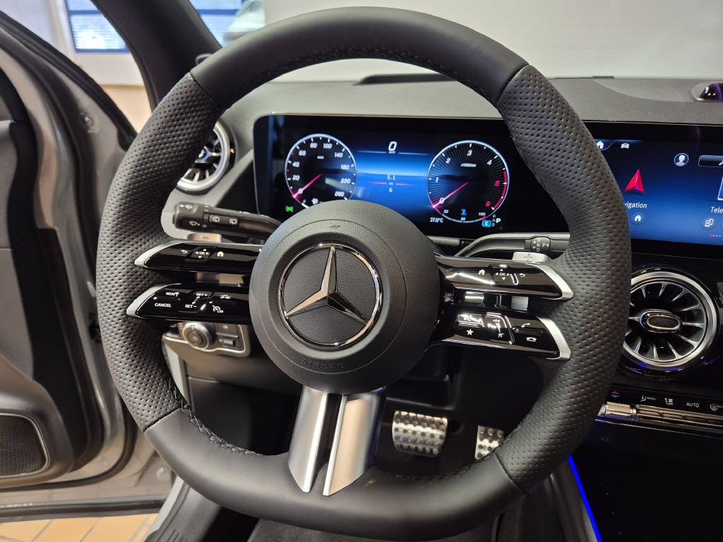MERCEDES-BENZ GLA 220 d 4Matic AMG Line Swiss Star - 9