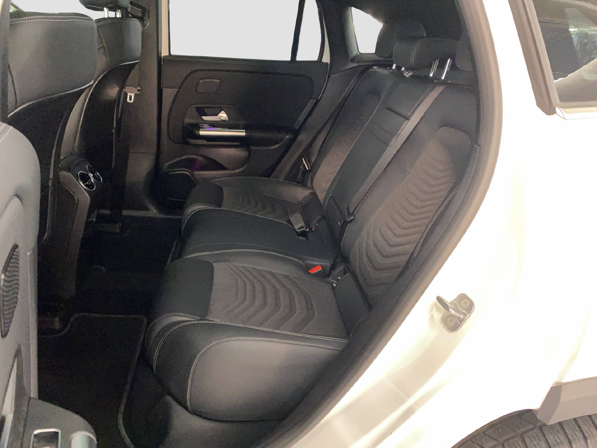 MERCEDES-BENZ EQA 300 Swiss Star 4MATIC - 12