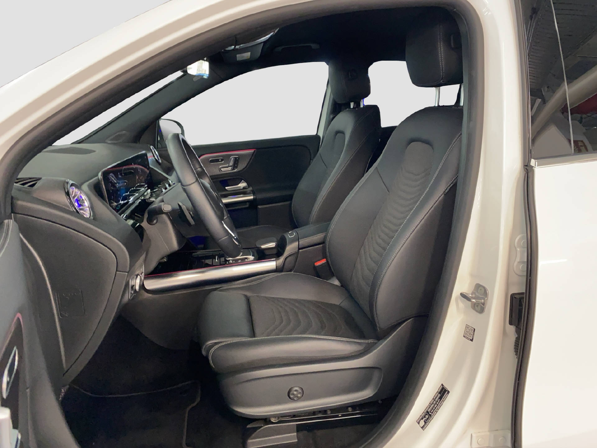 MERCEDES-BENZ EQA 300 Swiss Star 4MATIC - 8
