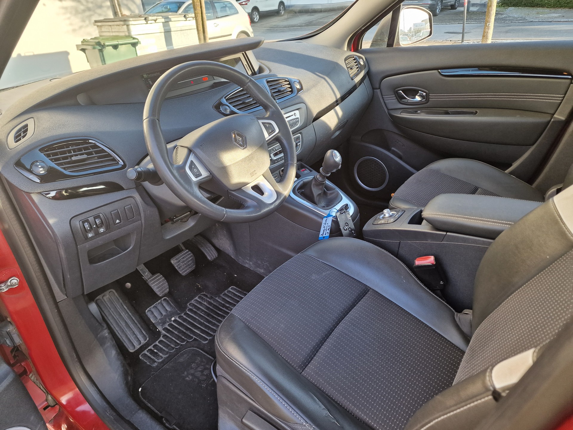 RENAULT Scénic 1.4 16V Turbo Dynamique 12Mt Gara MFK Neu 8x Alu - 9