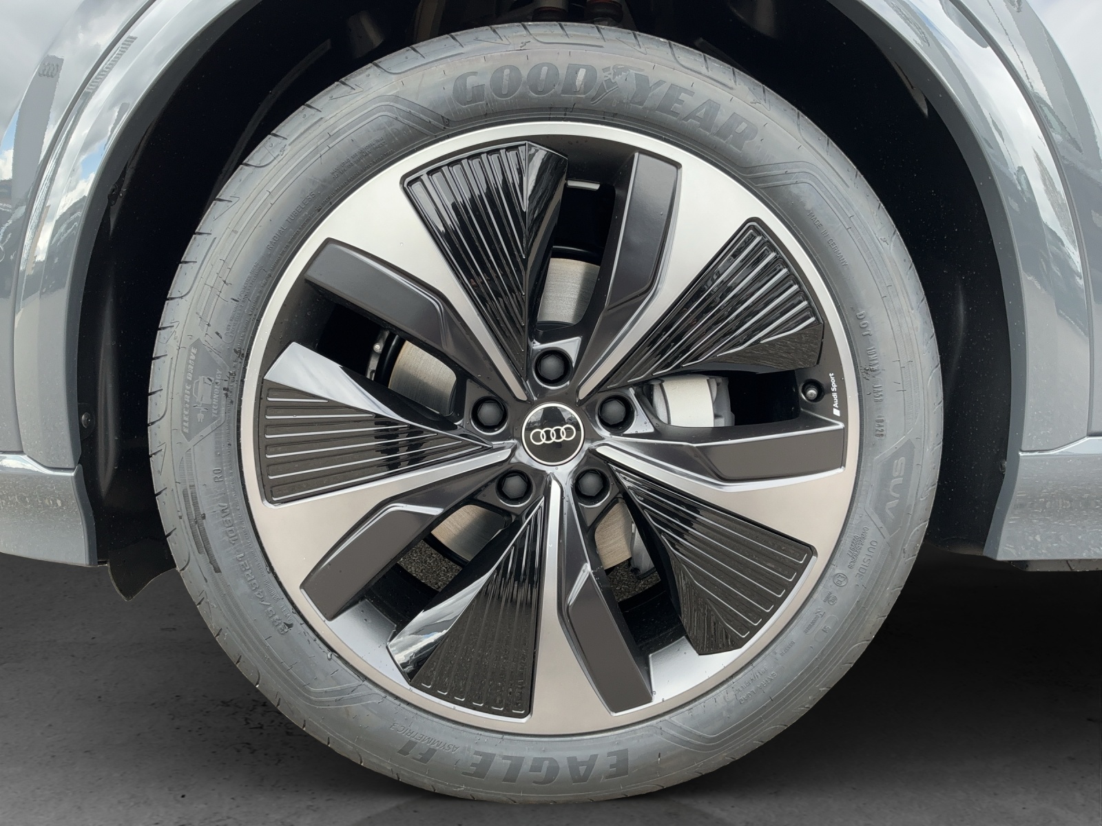AUDI Q6 e-tron quattro - 13