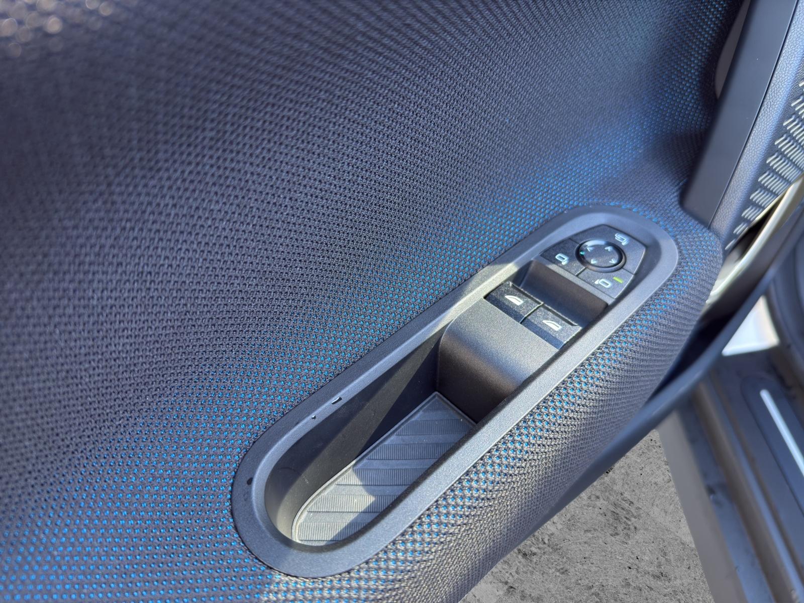 MINI J01 Cooper SE - 11