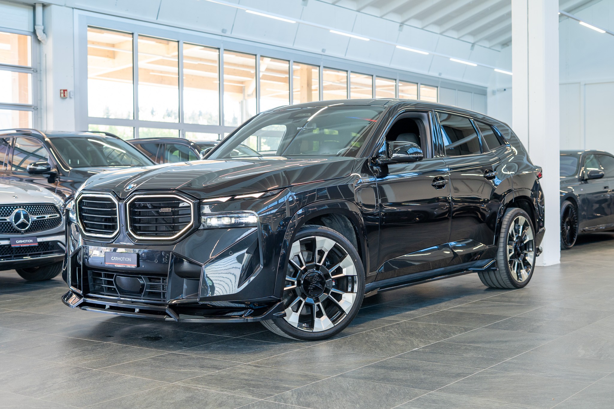 XM xDrive PHEV / CH-Fahrzeug / Maxton Design / Head-Up