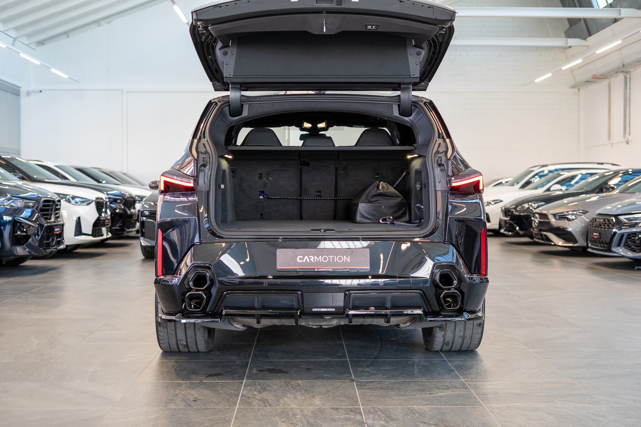 XM xDrive PHEV / CH-Fahrzeug / Maxton Design / Head-Up