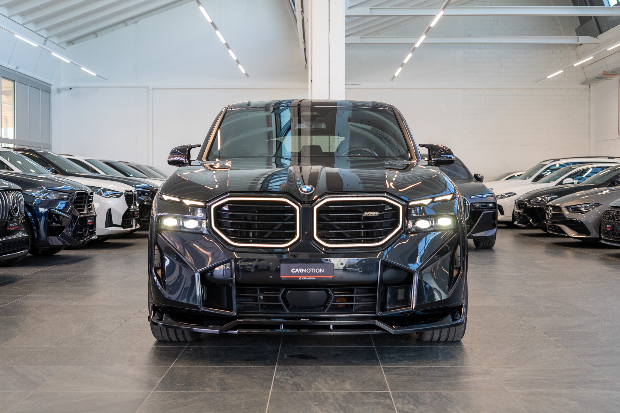 XM xDrive PHEV / CH-Fahrzeug / Maxton Design / Head-Up