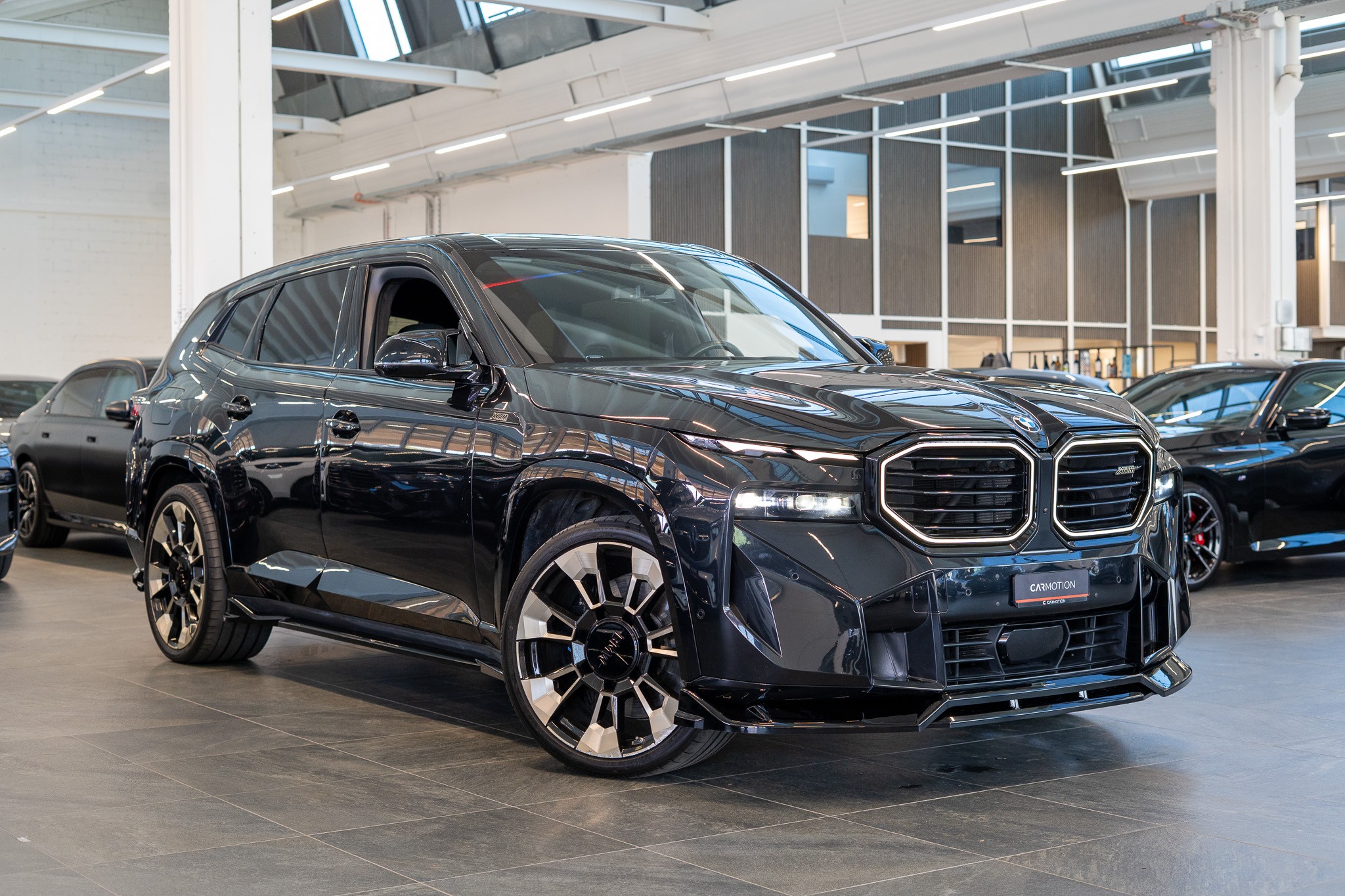 XM xDrive PHEV / CH-Fahrzeug / Maxton Design / Head-Up