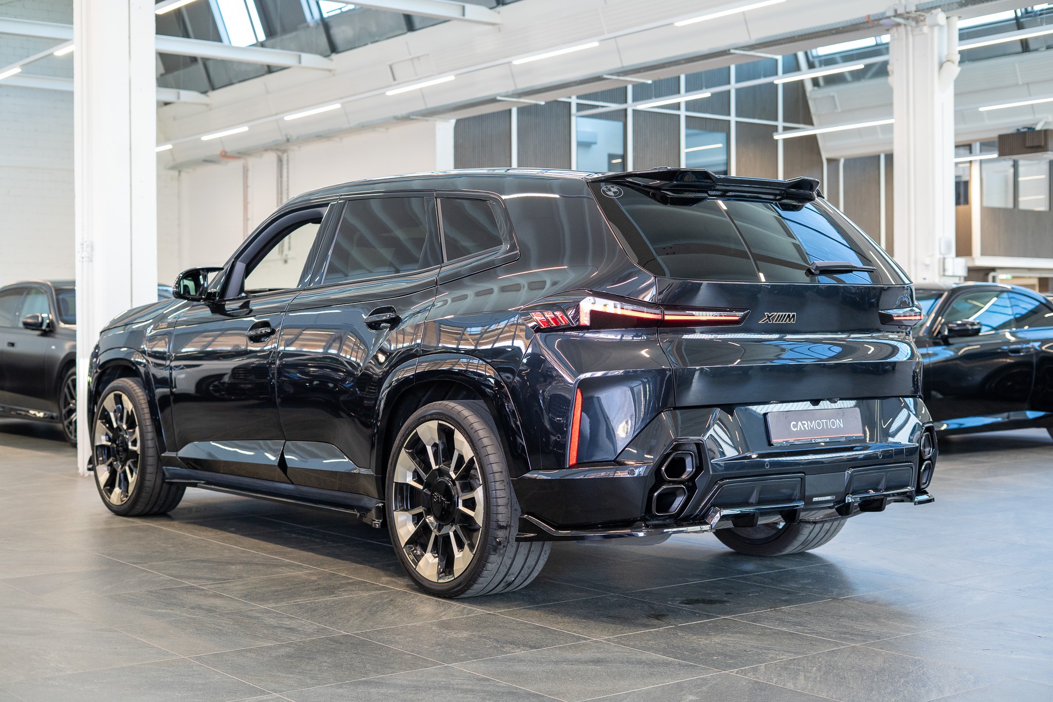 XM xDrive PHEV / CH-Fahrzeug / Maxton Design / Head-Up