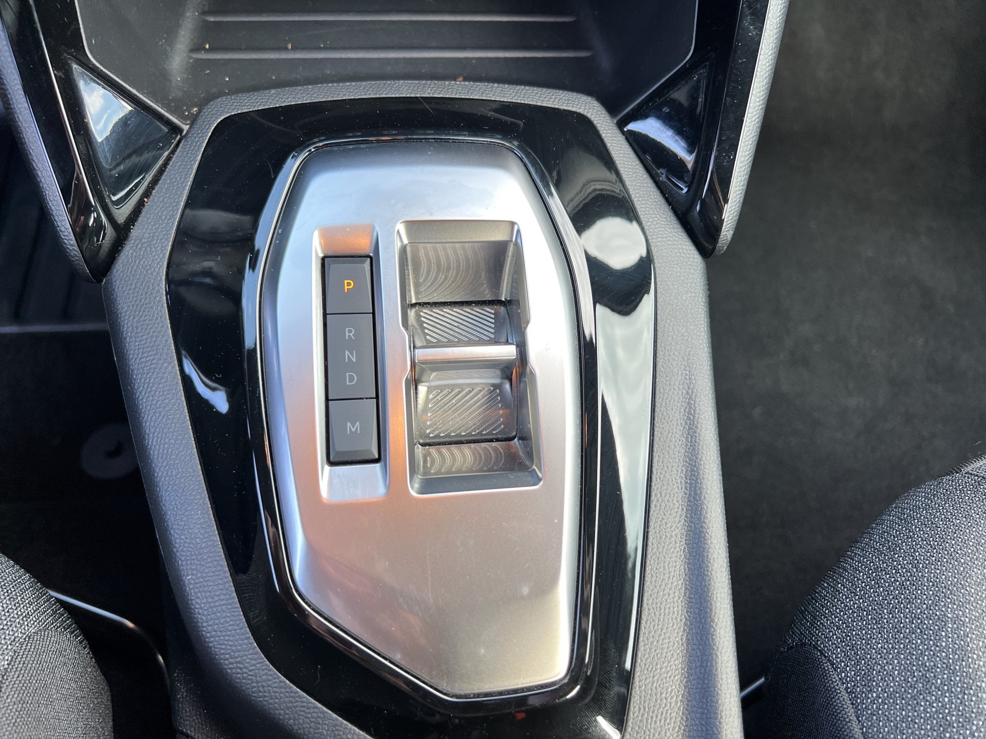 PEUGEOT 2008 1.2 Hybrid 145 Style - 33