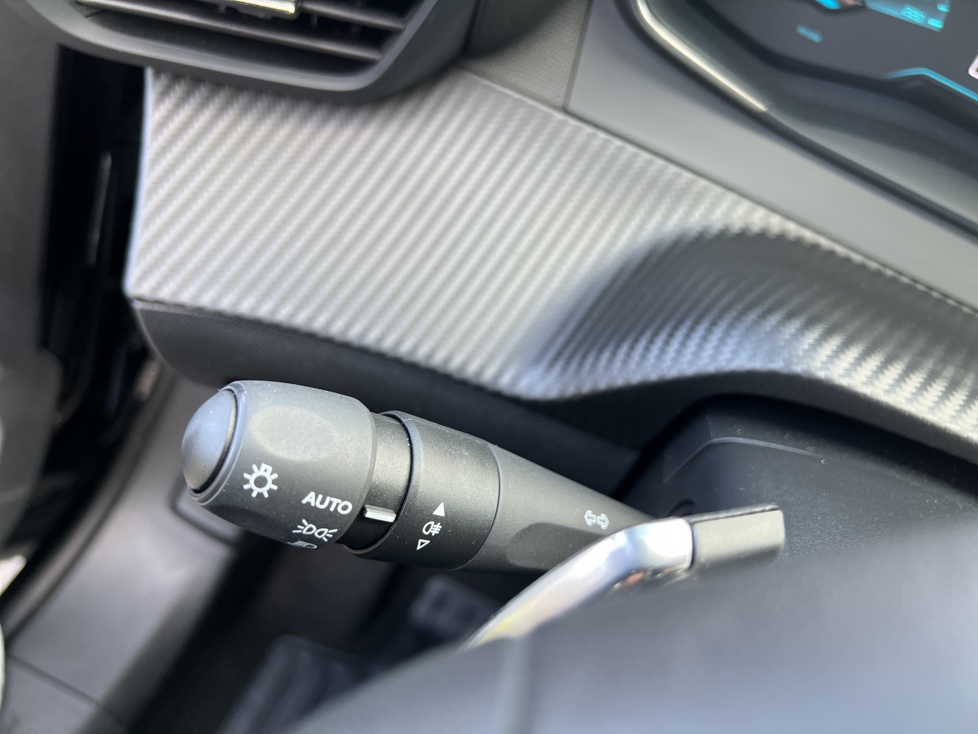 PEUGEOT 2008 1.2 Hybrid 145 Style - 29
