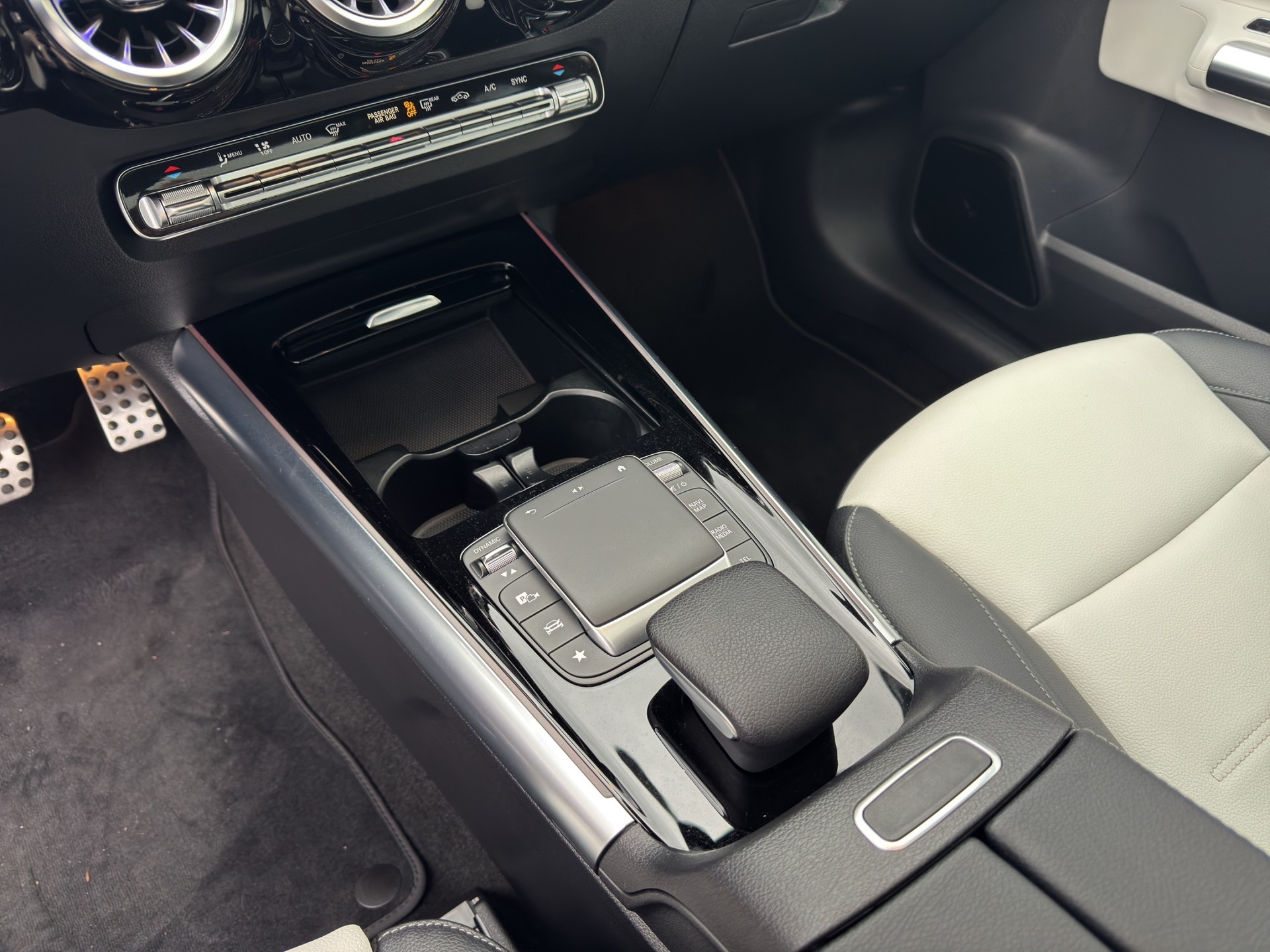 MERCEDES-BENZ GLA 200 4Matic AMG Line 8G-DCT - 14