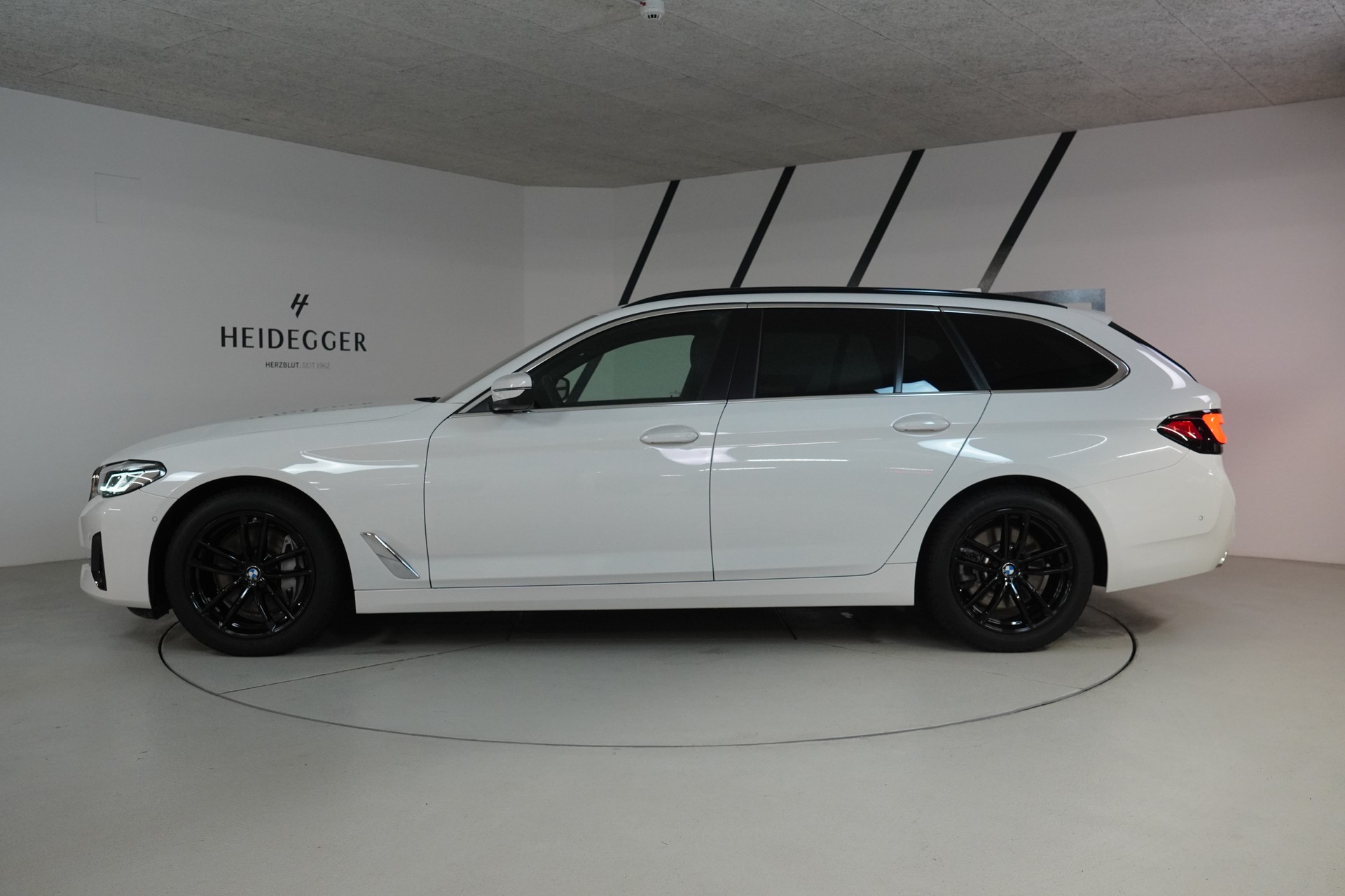 BMW 530d xDrive 48V Touring Steptronic - 4
