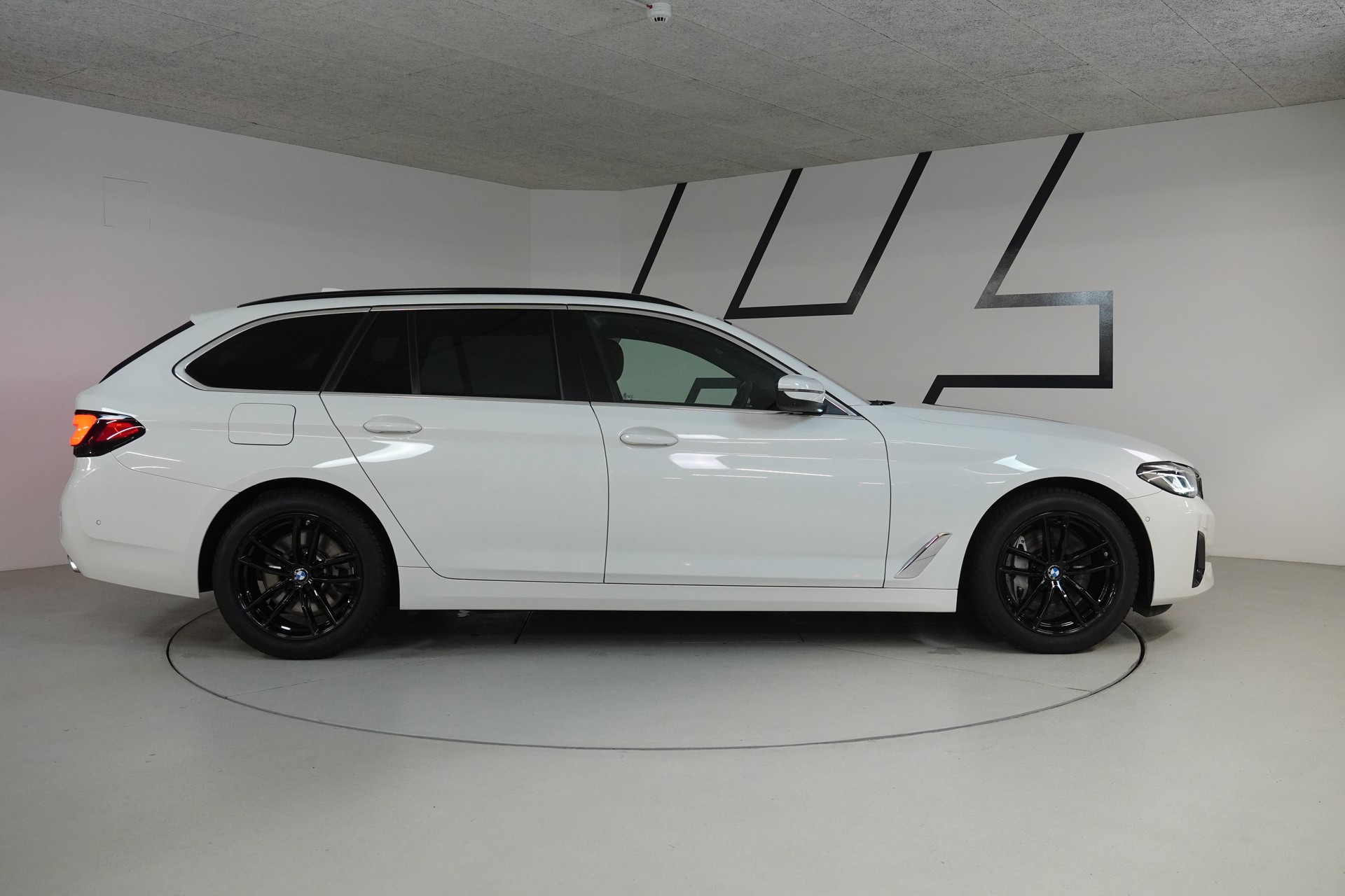 BMW 530d xDrive 48V Touring Steptronic - 8