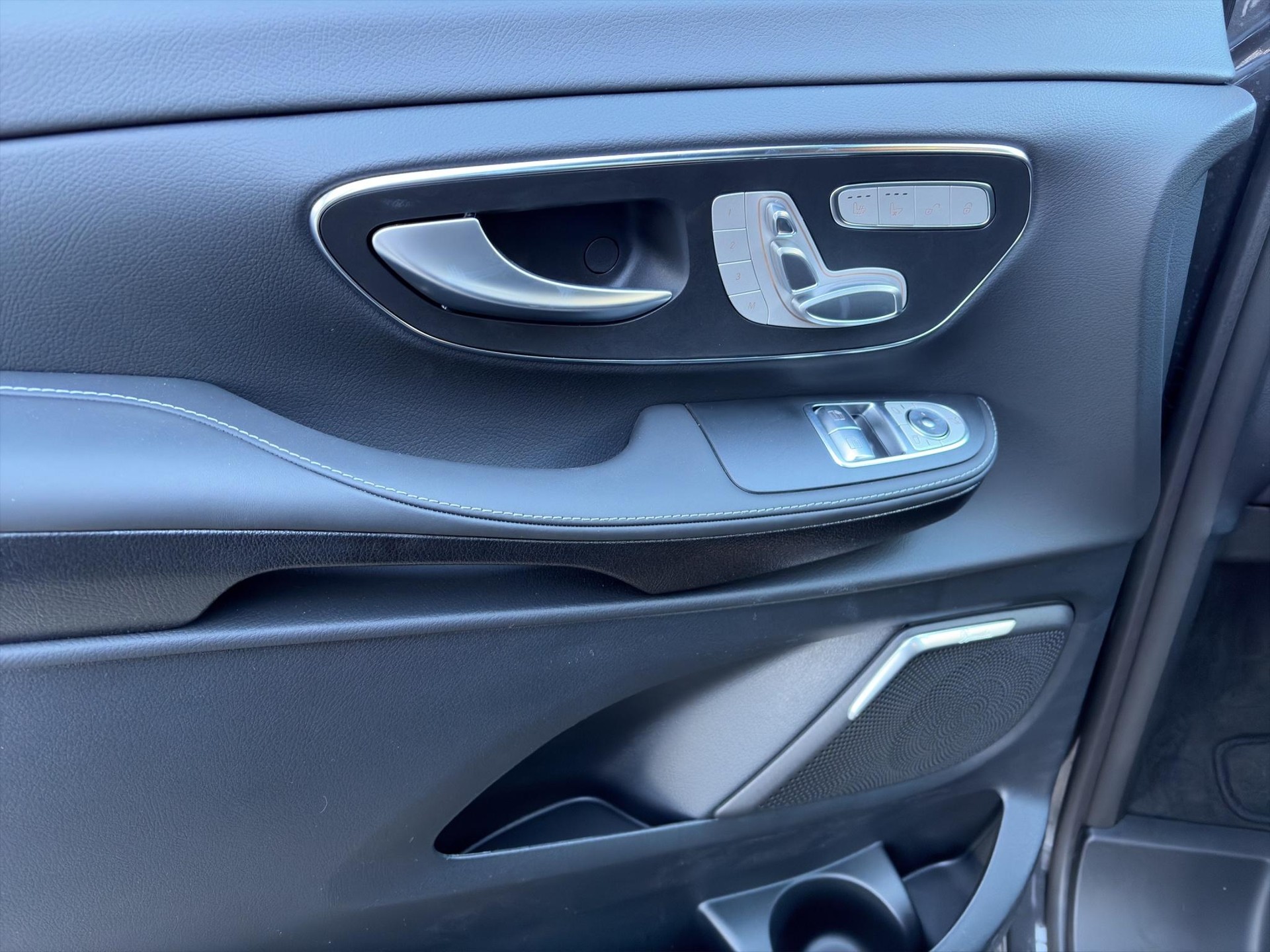 MERCEDES-BENZ V 300 d Swiss Ed. lang 4matic Van - 9