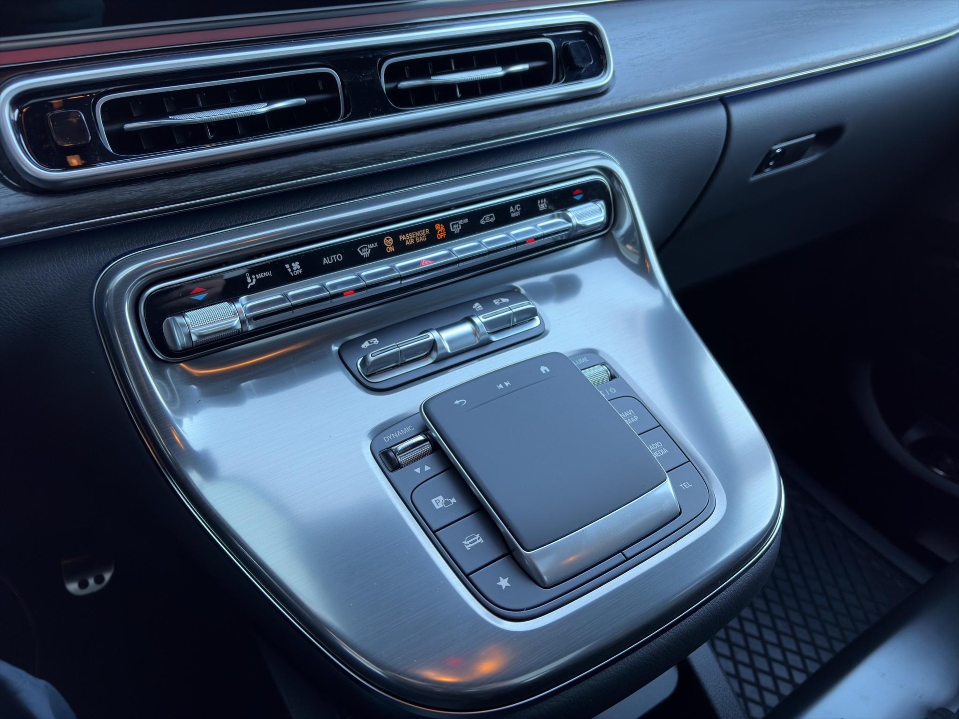 MERCEDES-BENZ V 300 d Swiss Ed. lang 4matic Van - 10