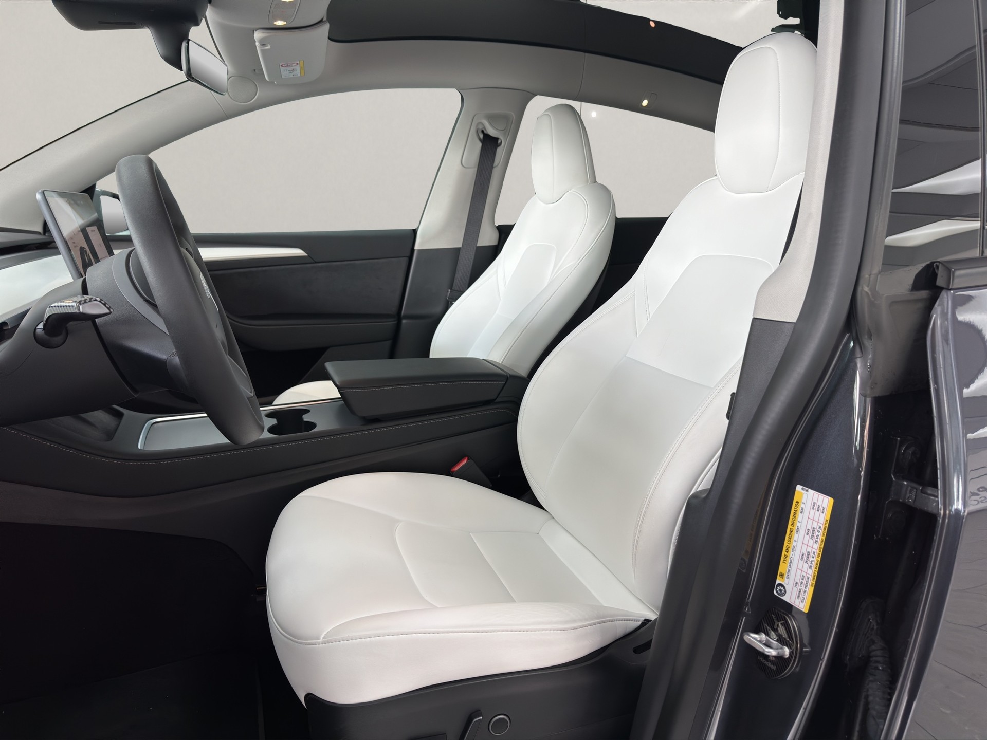 TESLA Model Y Long Range - 6