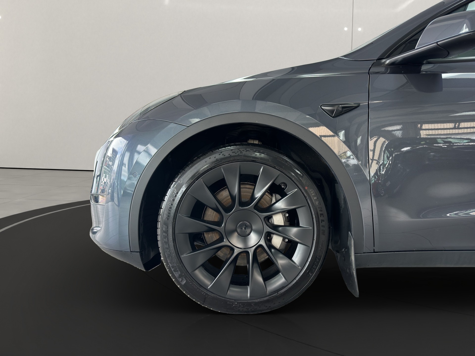 TESLA Model Y Long Range - 12