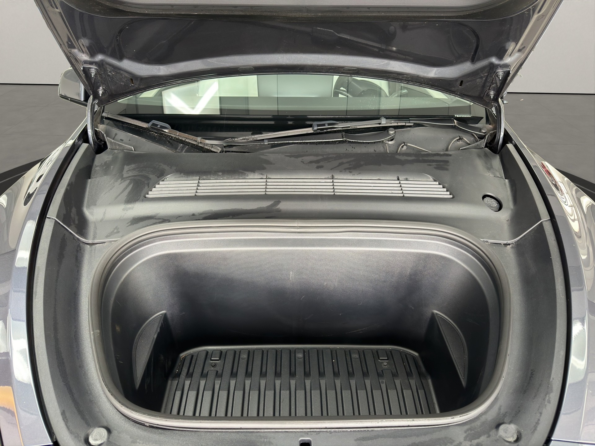 TESLA Model Y Long Range - 11