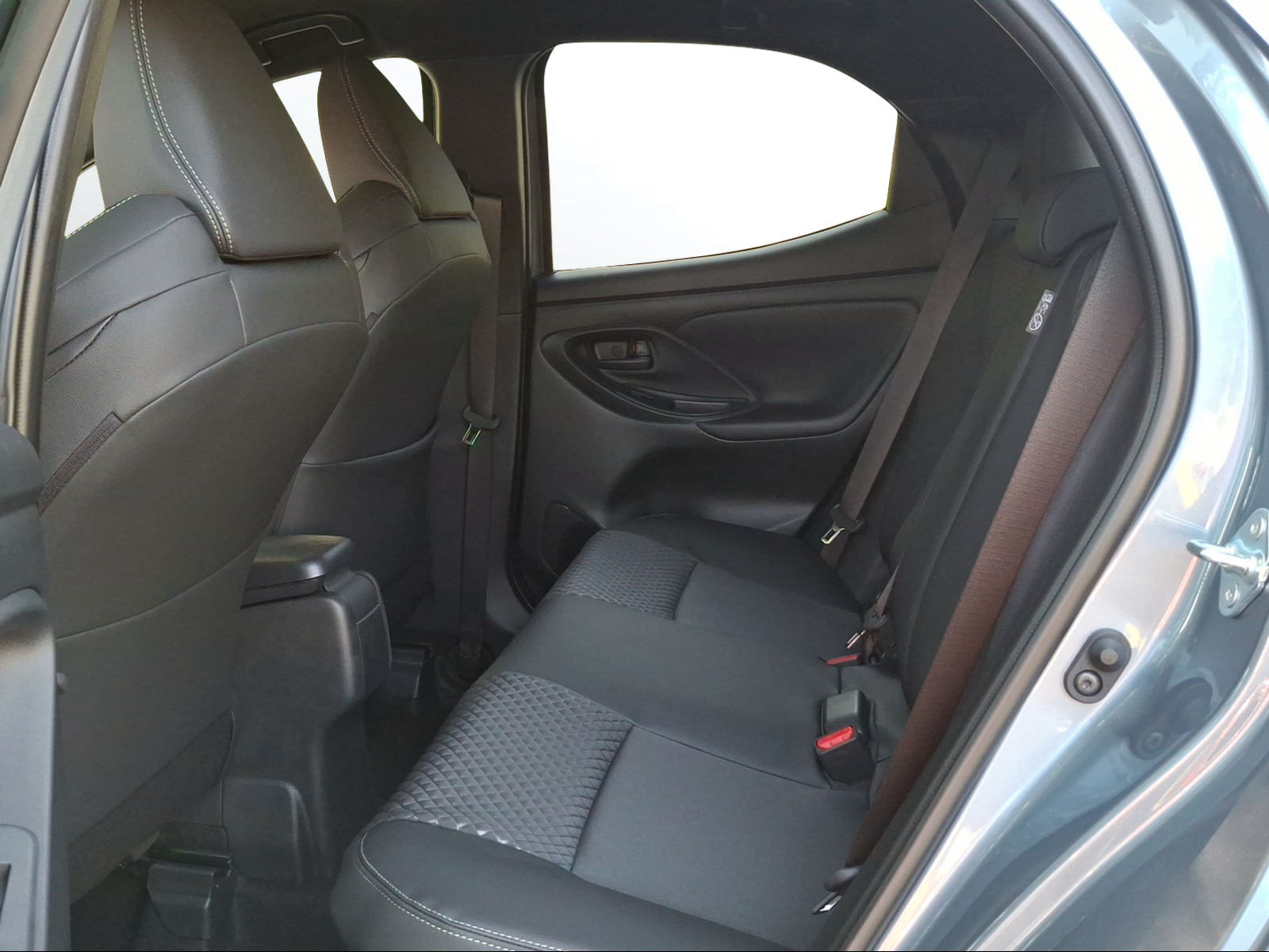 TOYOTA Yaris 1.5 Premium e-CVT - 12