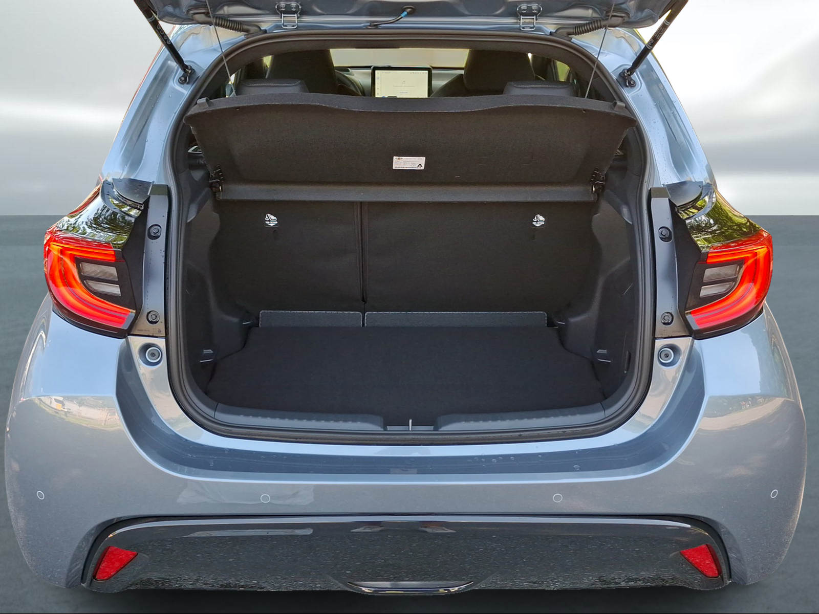 TOYOTA Yaris 1.5 Premium e-CVT - 13