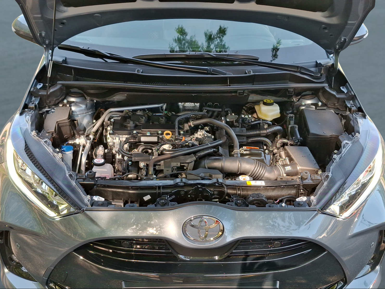 TOYOTA Yaris 1.5 Premium e-CVT - 14