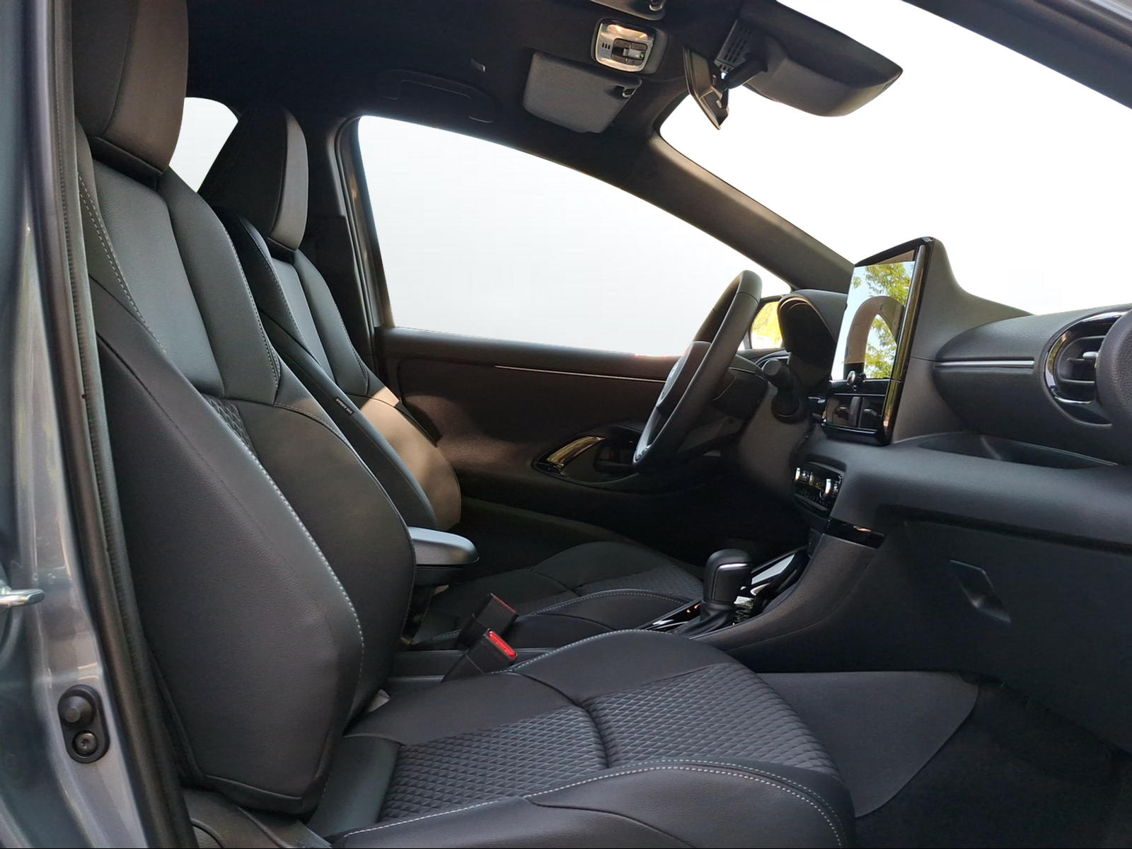 TOYOTA Yaris 1.5 Premium e-CVT - 11