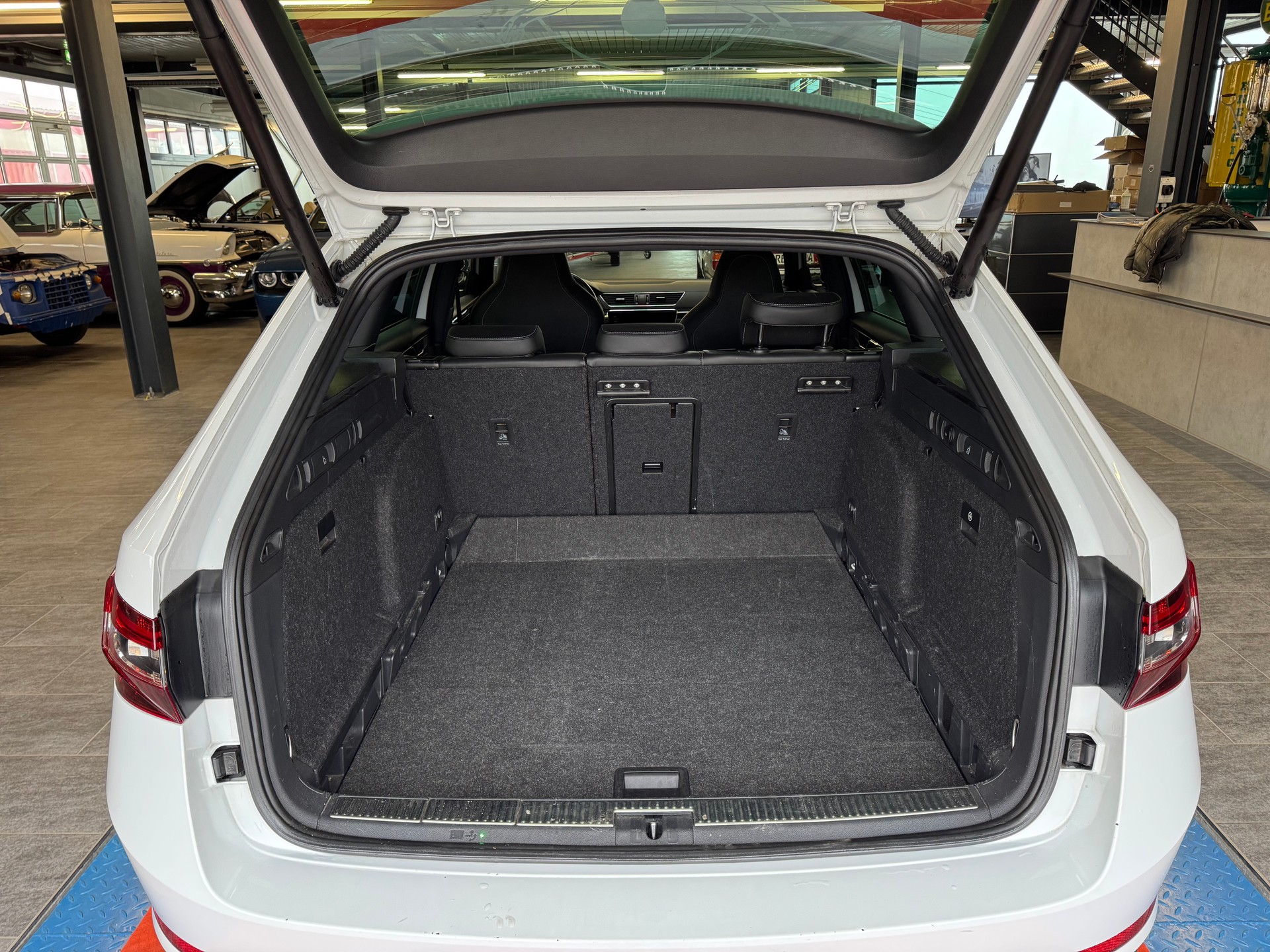 SKODA Superb Combi 2.0 TDi SportLine+ 4x4 DSG - 6