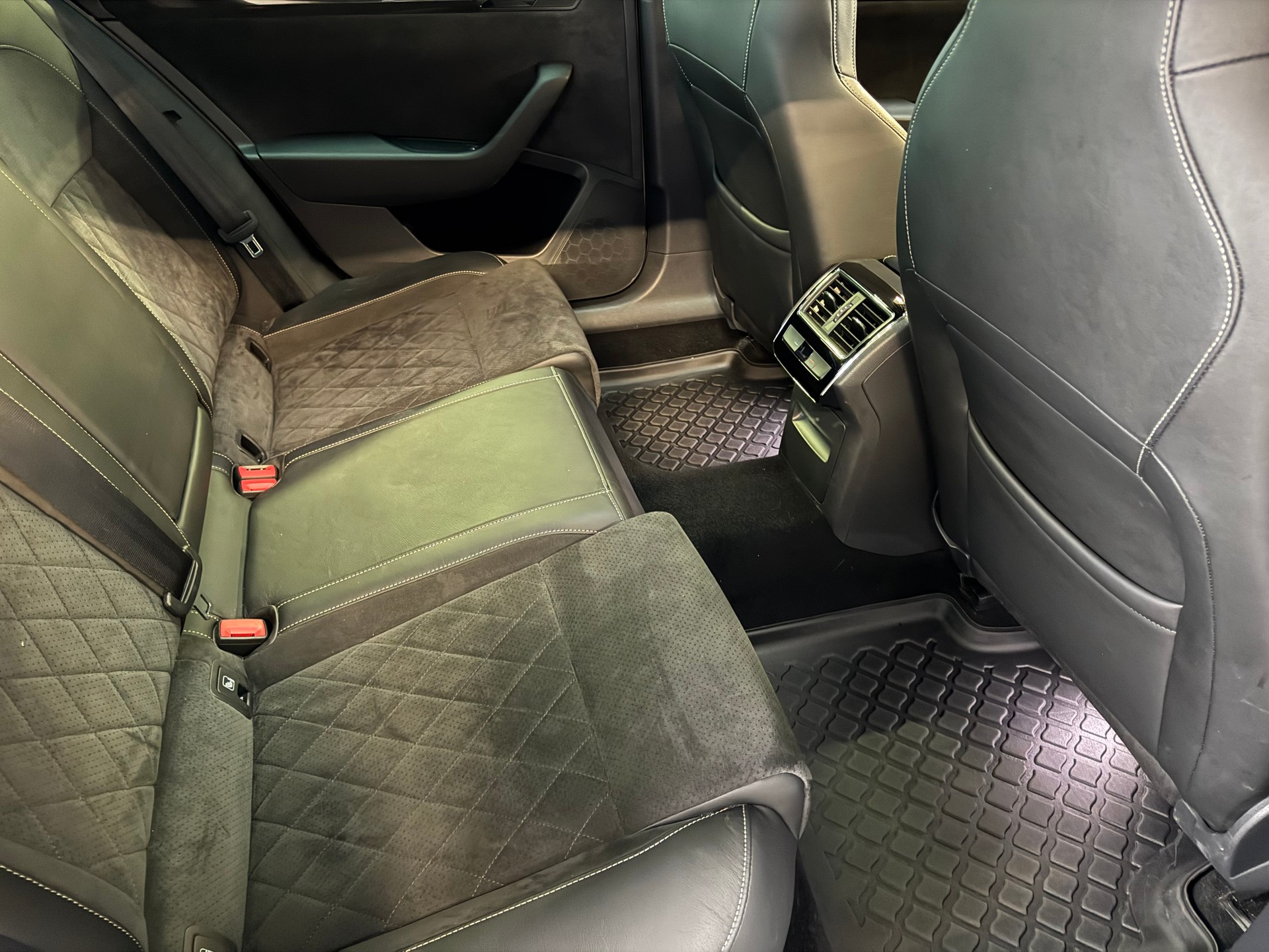 SKODA Superb Combi 2.0 TDi SportLine+ 4x4 DSG - 20