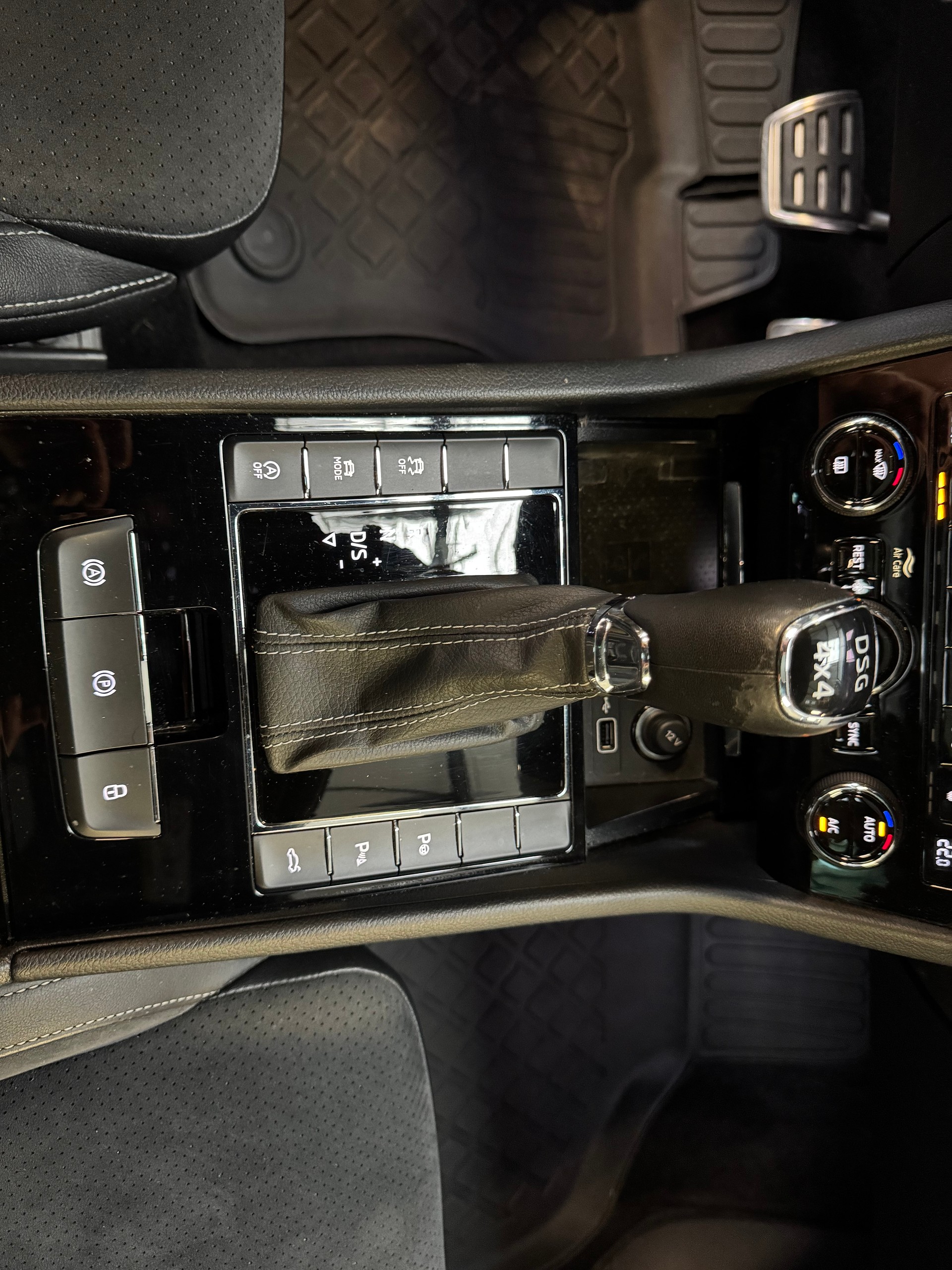 SKODA Superb Combi 2.0 TDi SportLine+ 4x4 DSG - 14