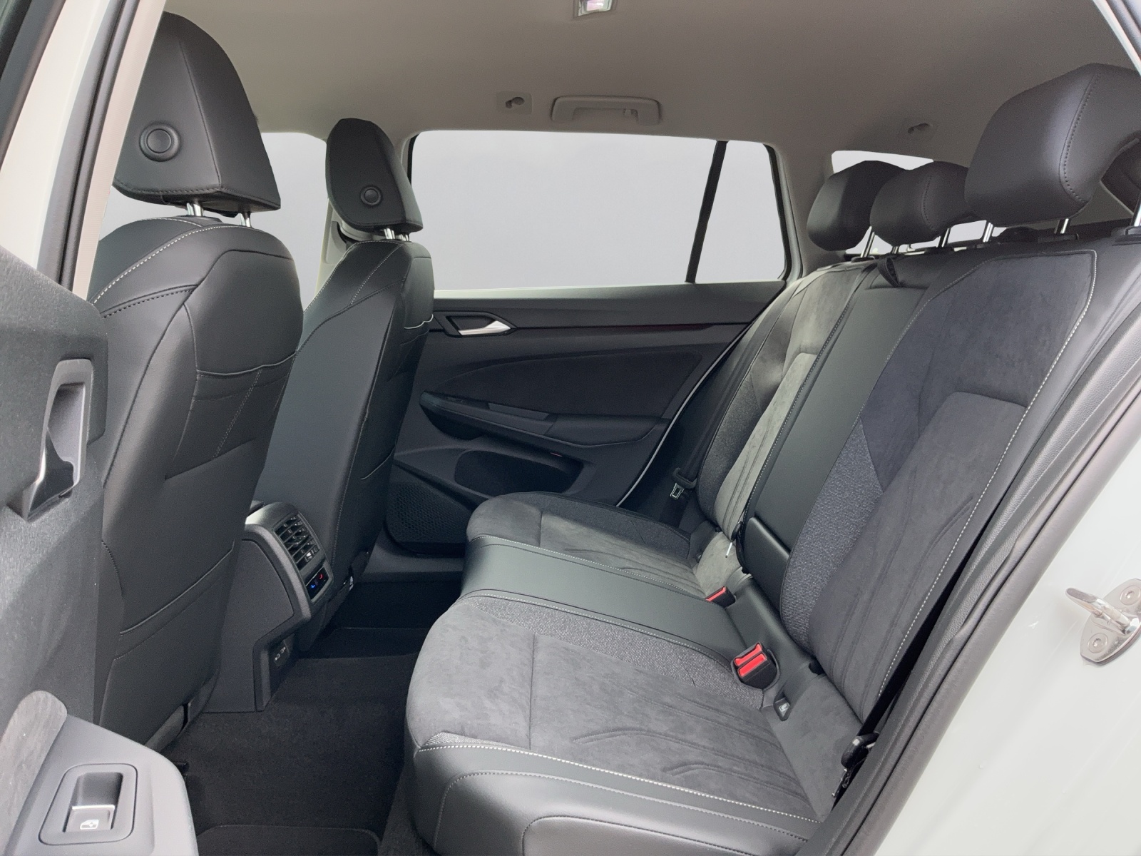 VW Golf Variant 2.0 TDI Style DSG - 11