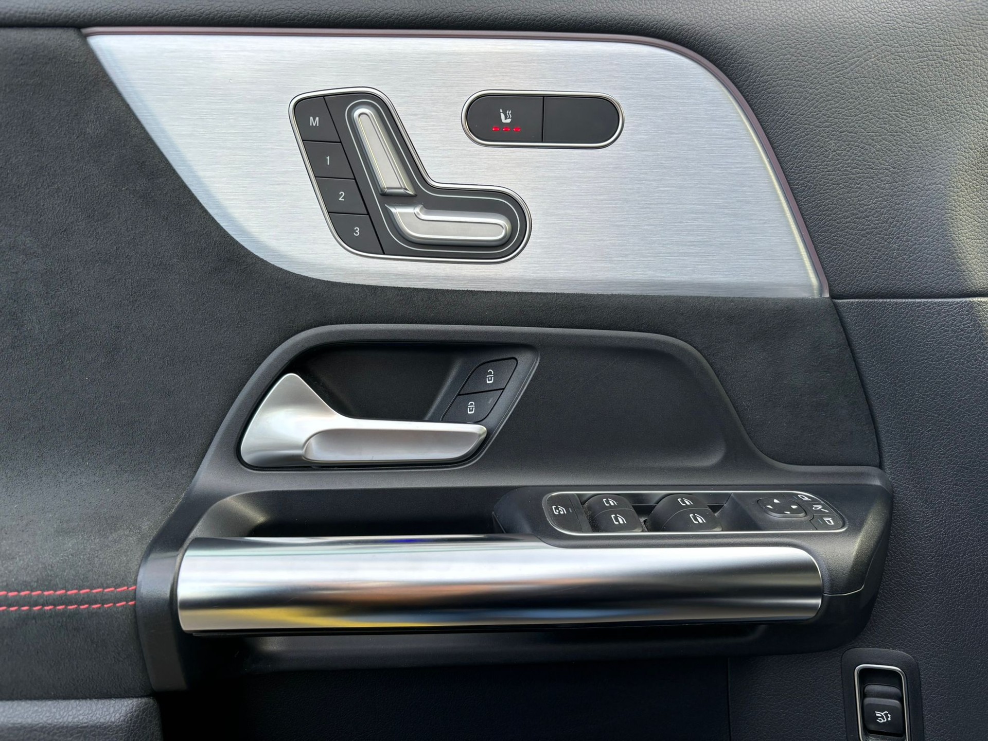 MERCEDES-BENZ EQA 300 AMG-Line 4Matic - 13