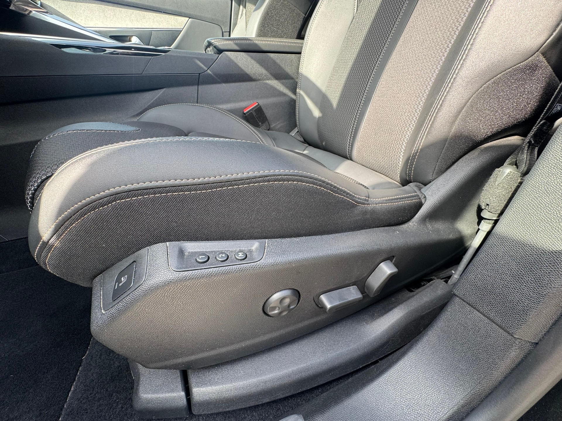 PEUGEOT 3008 136 e-DSC6 Hybrid GT - 11