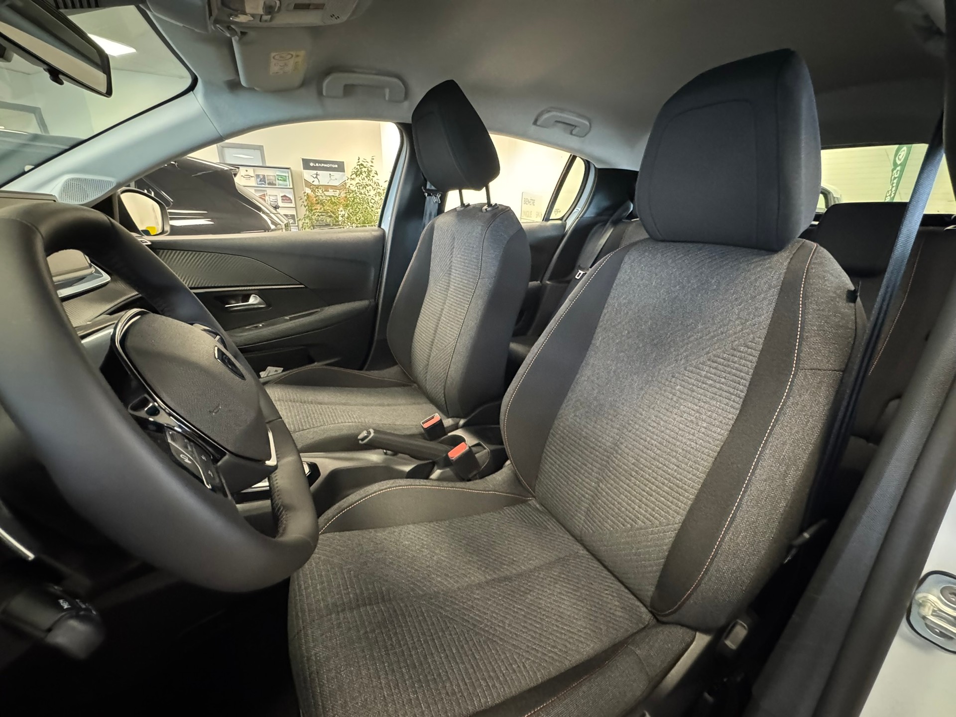 PEUGEOT 208 1.2 MHEV 110 Style - 6