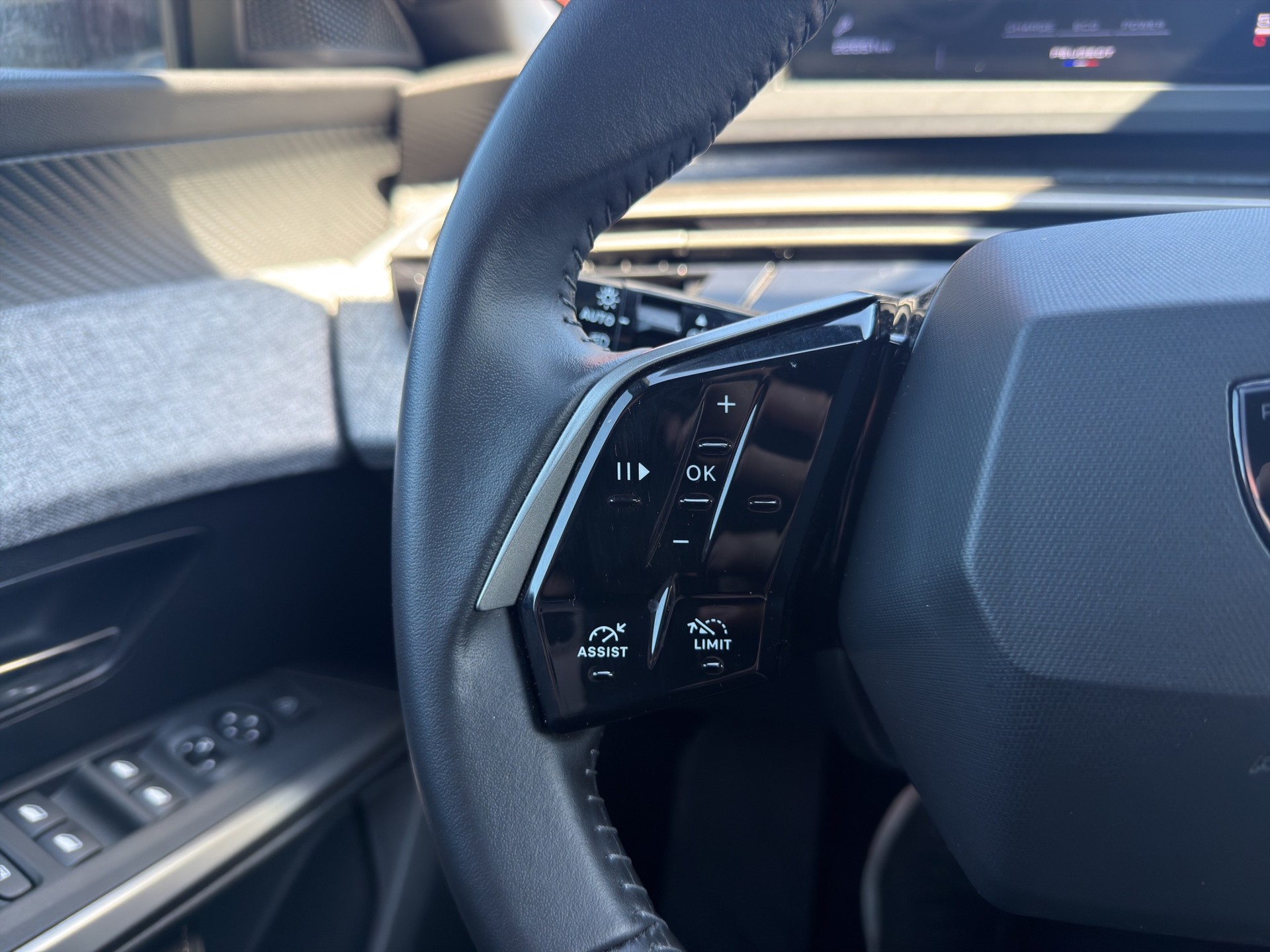 PEUGEOT 5008 145 Hybrid e-DCS6 Allure - 39