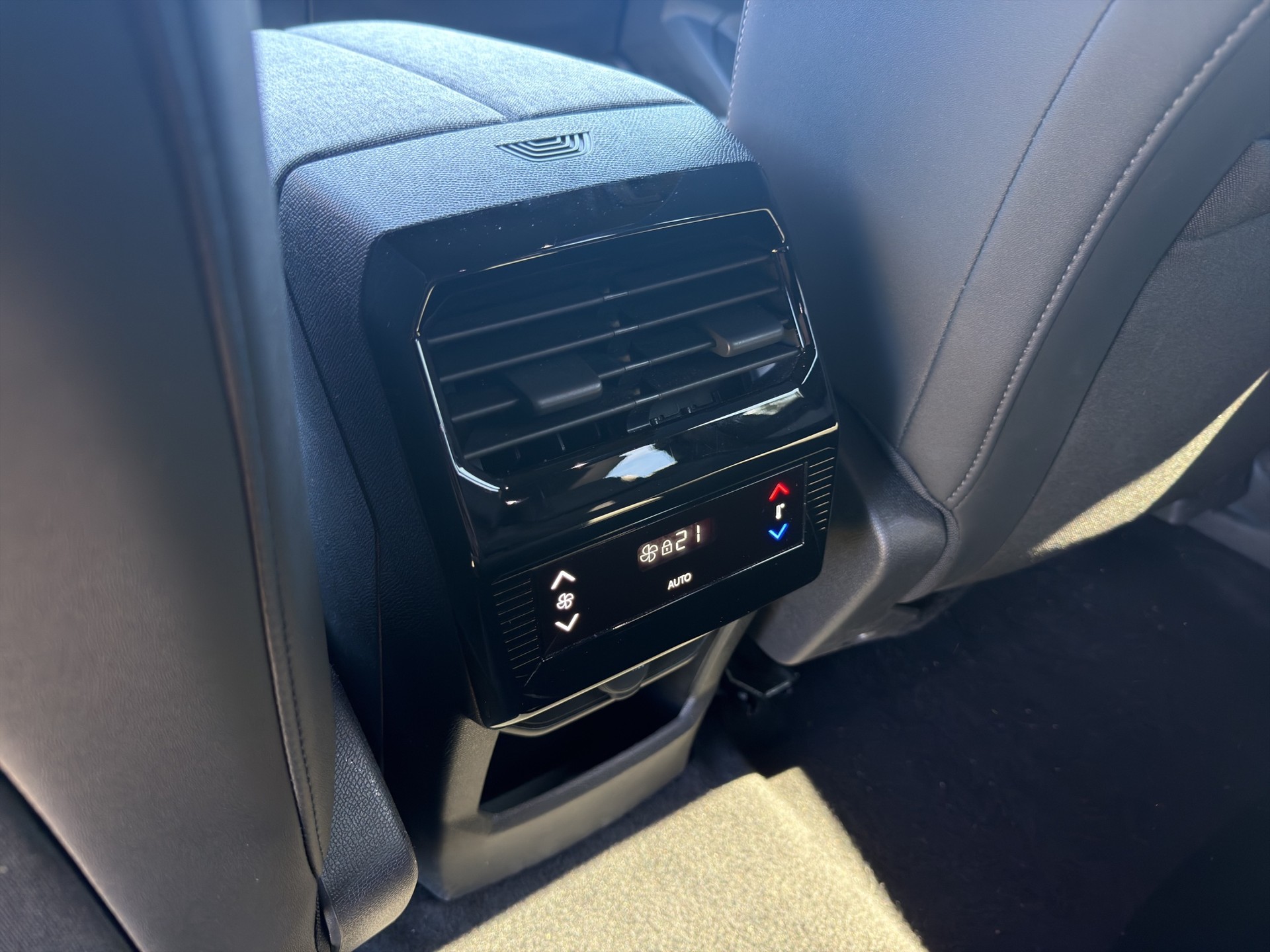 PEUGEOT 5008 145 Hybrid e-DCS6 Allure - 29