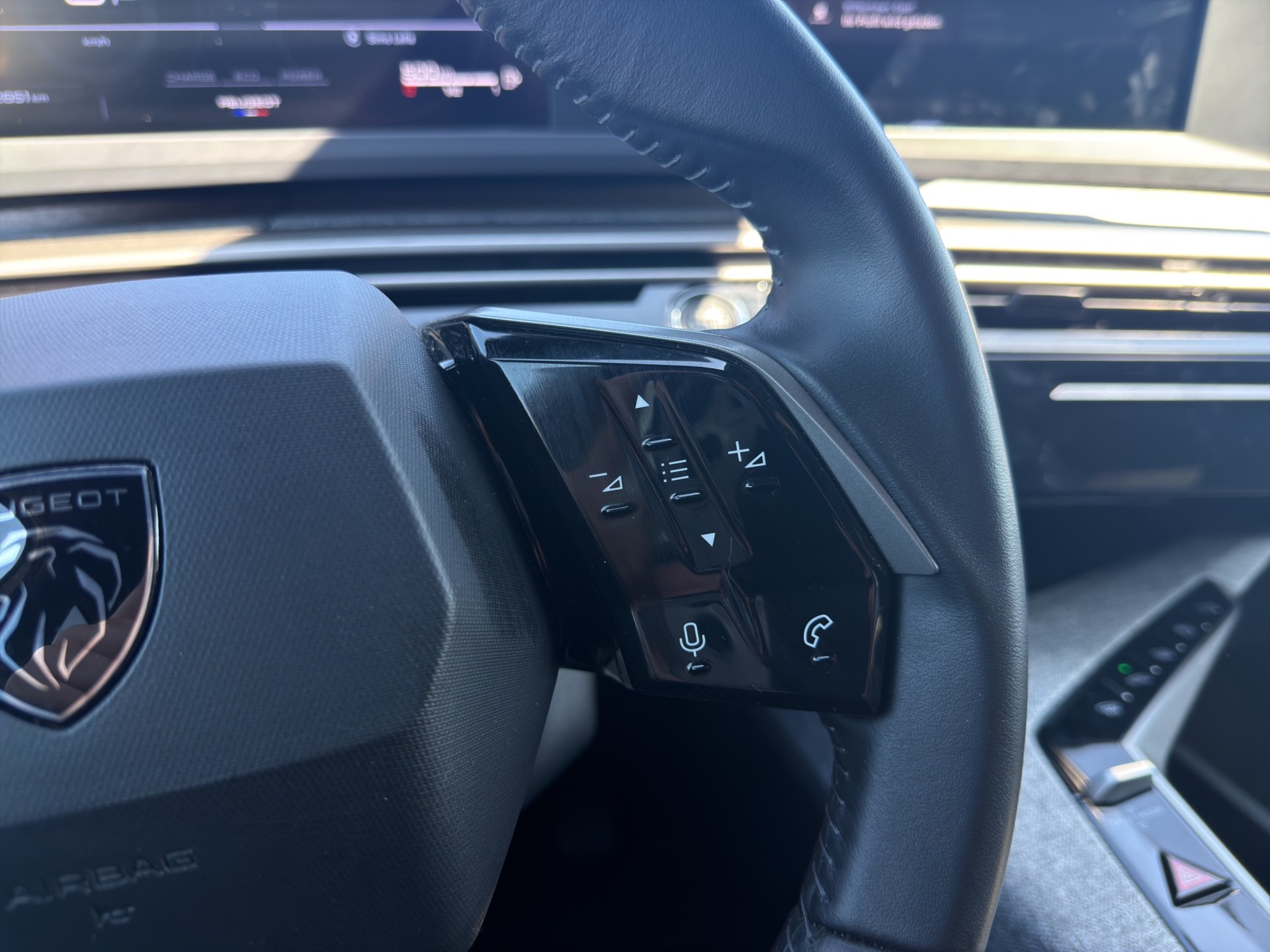 PEUGEOT 5008 145 Hybrid e-DCS6 Allure - 40