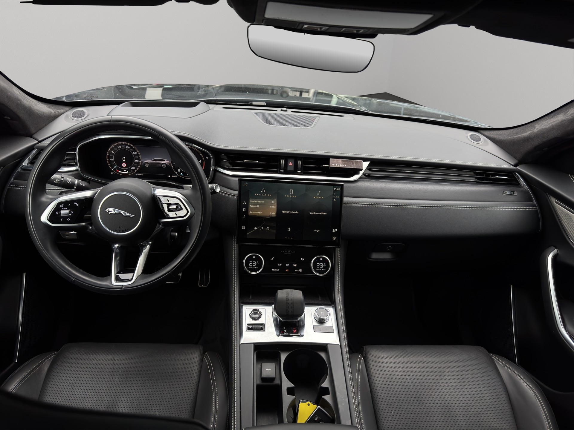 JAGUAR F-Pace 3.0 D I6 R-Dynamic HSE AWD - 8