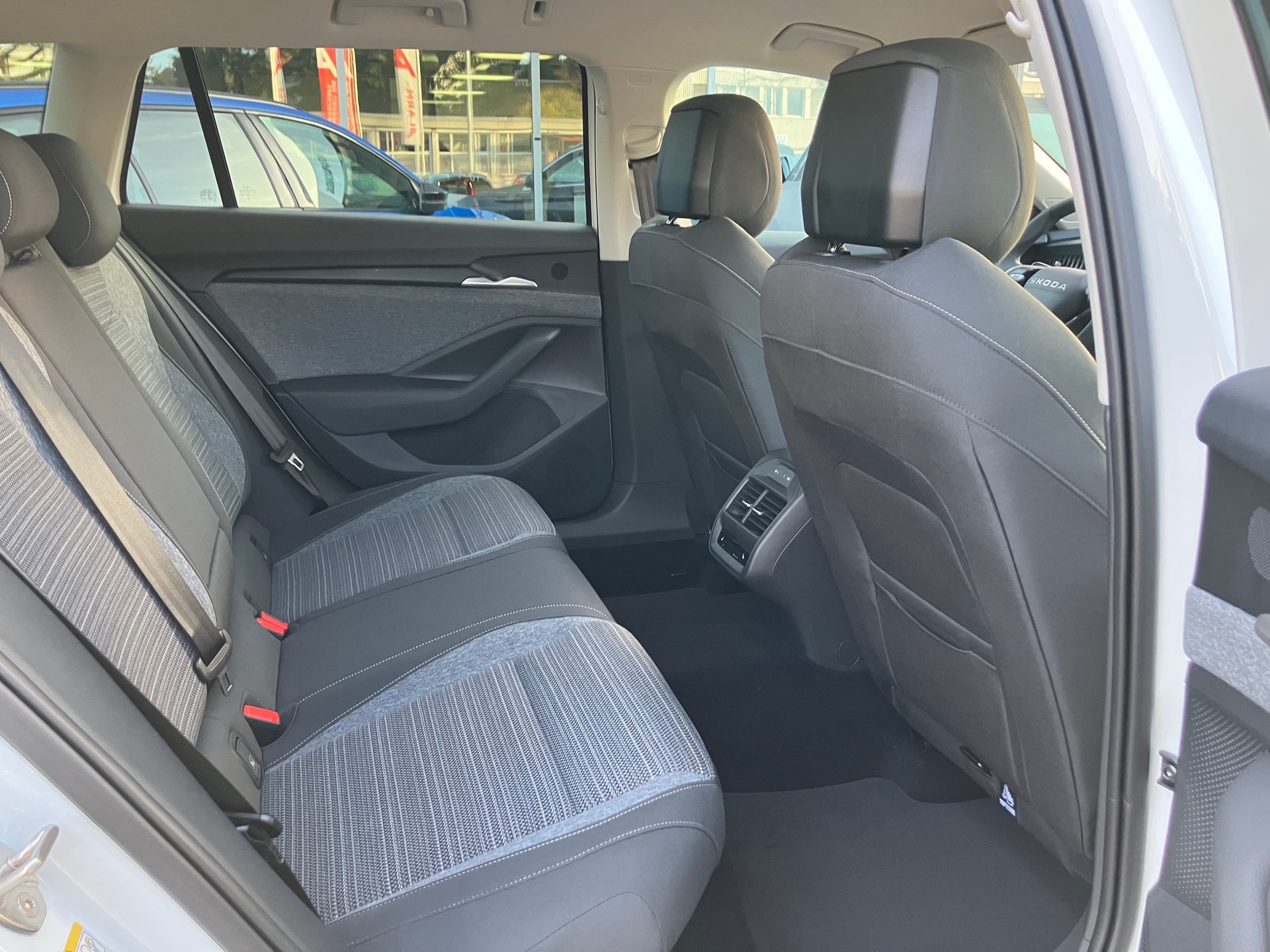 SKODA Superb Combi 2.0 TDi Selection 4x4 DSG - 8