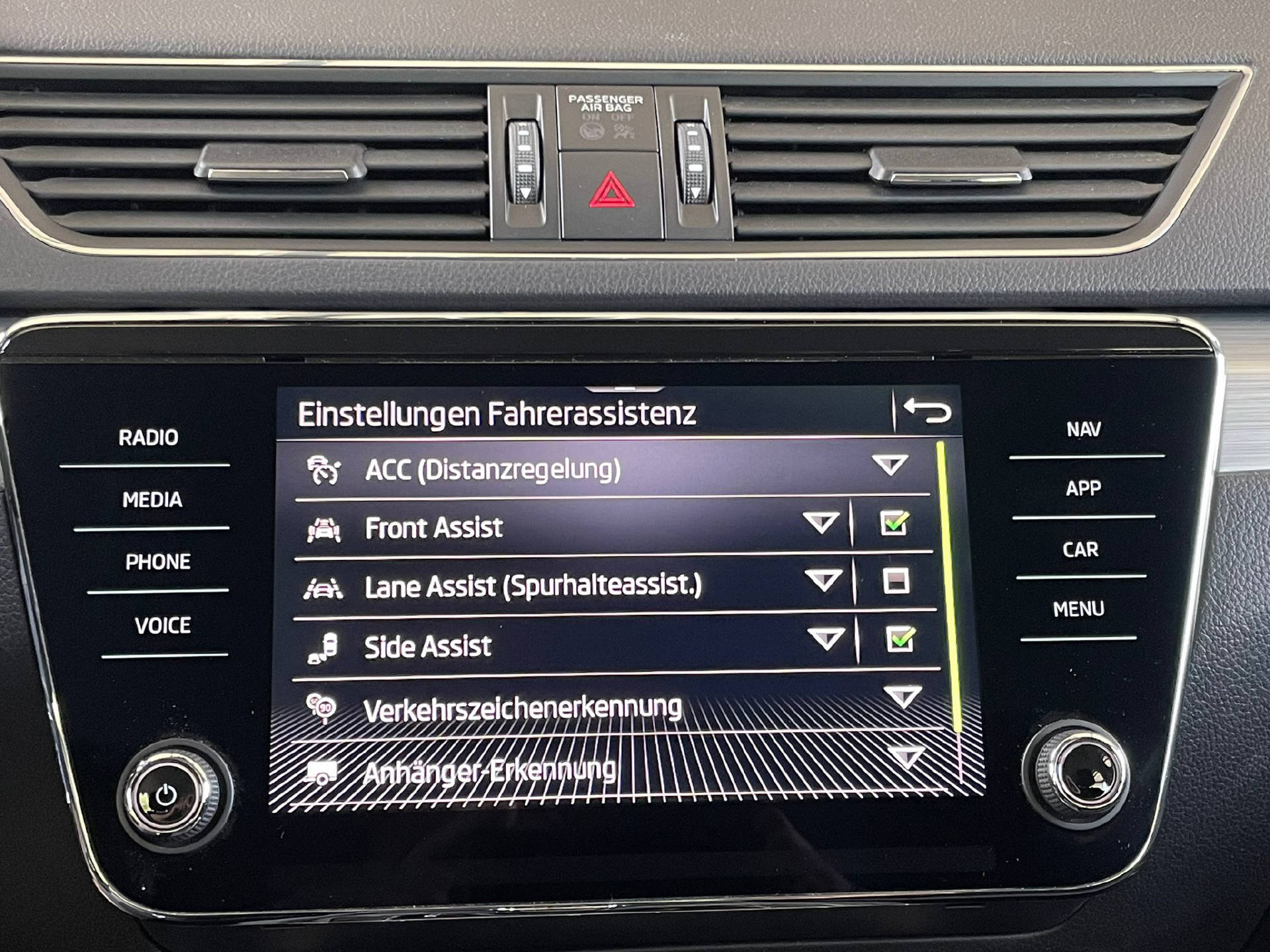 SKODA Superb Combi 2.0 TDI Ambition DSG-13