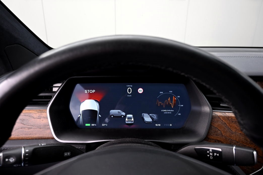 TESLA Model X 75 D - 11