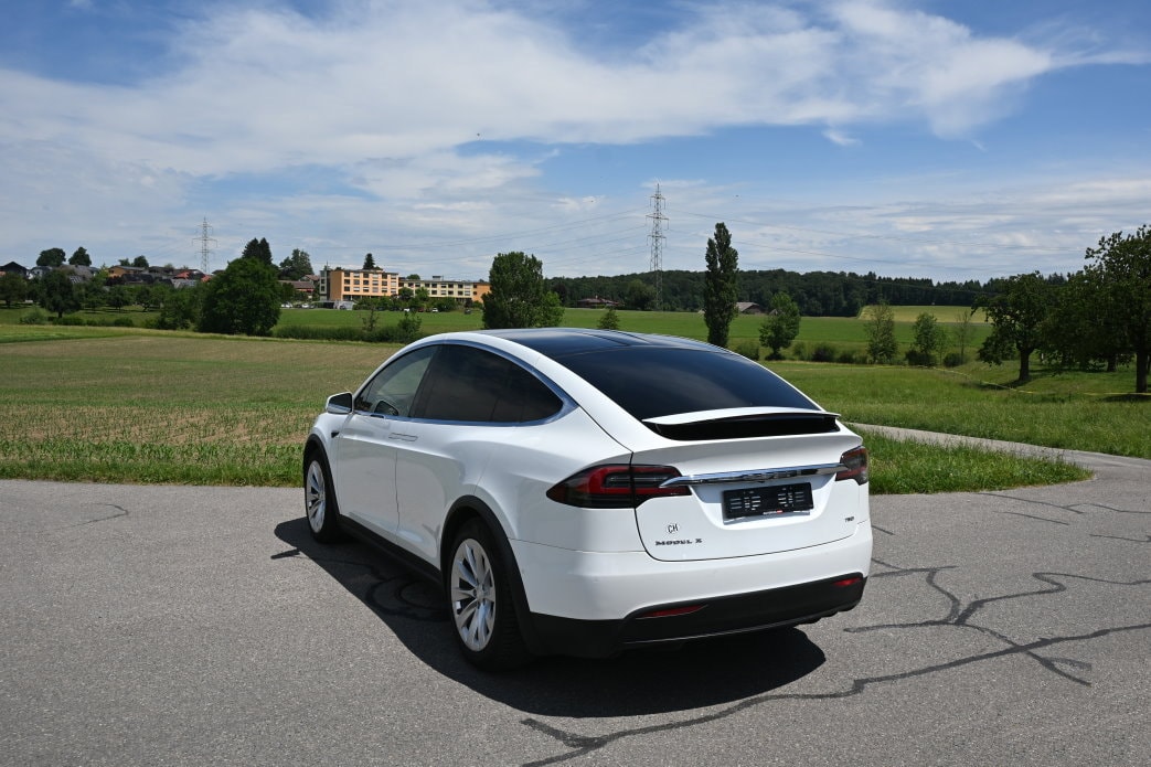 TESLA Model X 75 D - 4